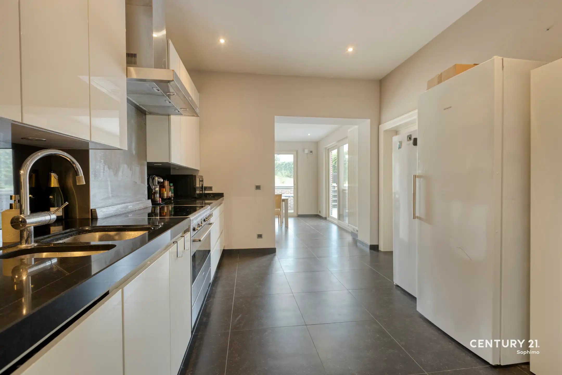 Instapklare woning met vier slaapkamers op perceel van 11a22 foto 10