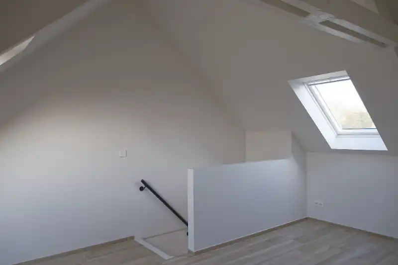 Volledig vernieuwde woning met uitweg en garage achteraan. foto 15