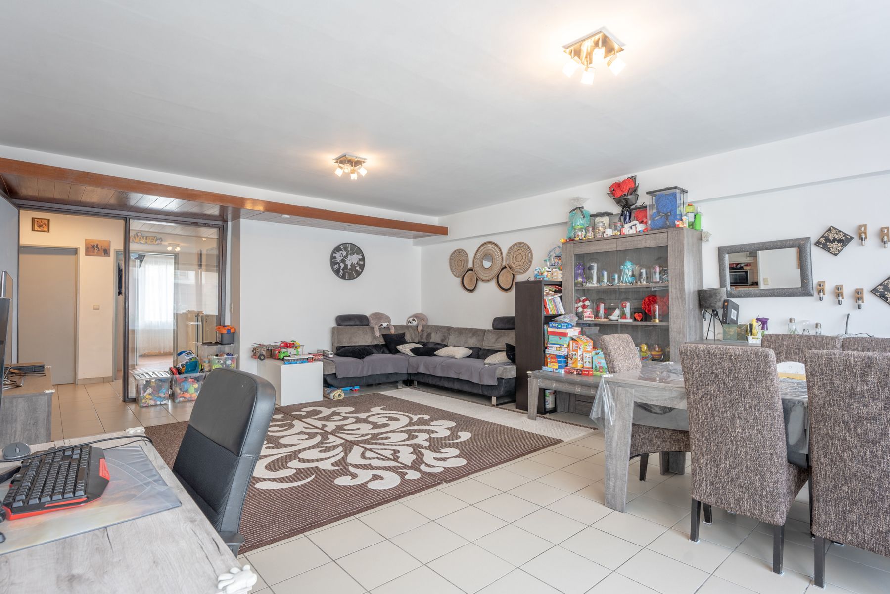 Goed gelegen appt met terras, kelder en parking voor de deur foto {{pictureIndex}}