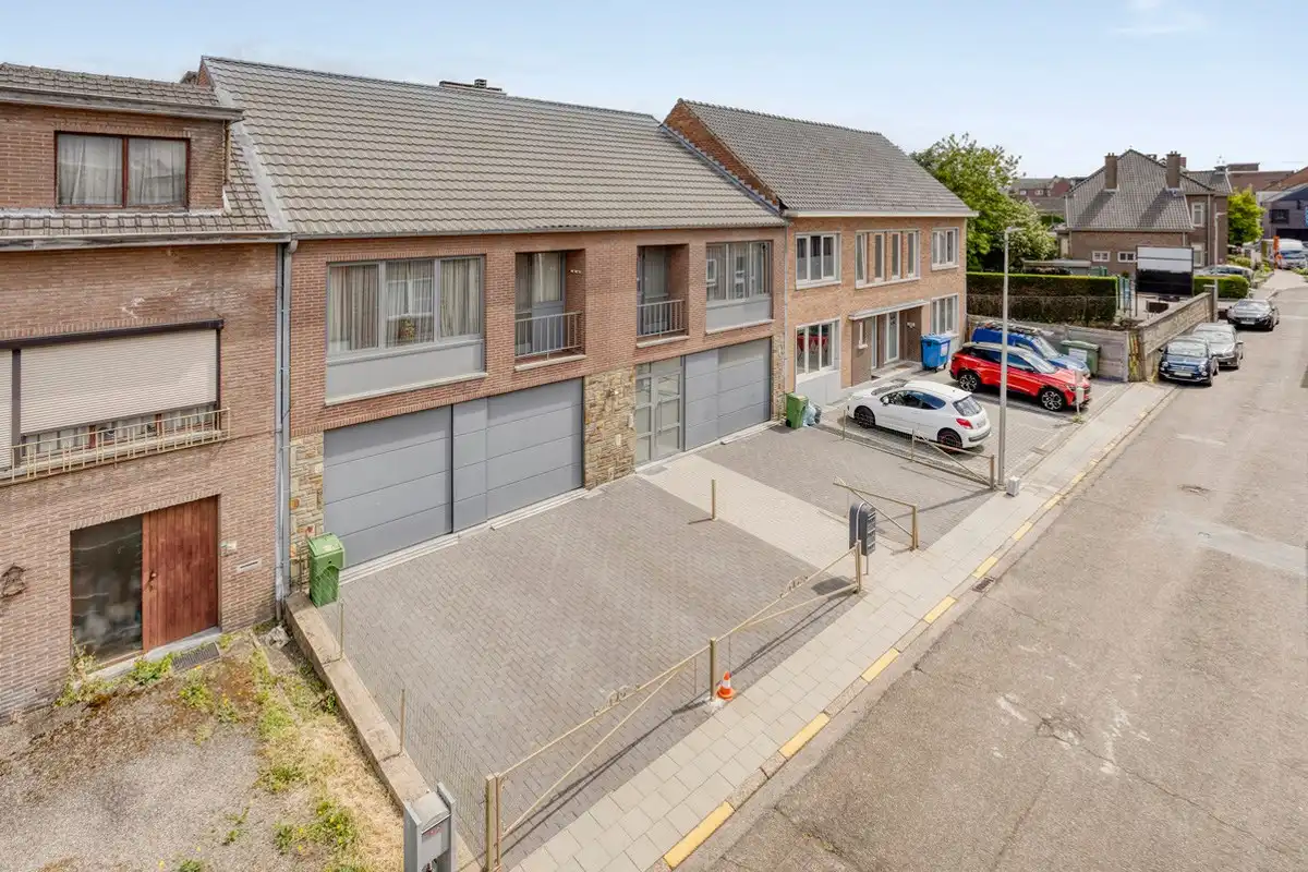 Opbrengsteigendom met 3 appartementen, garages en tuin foto 30