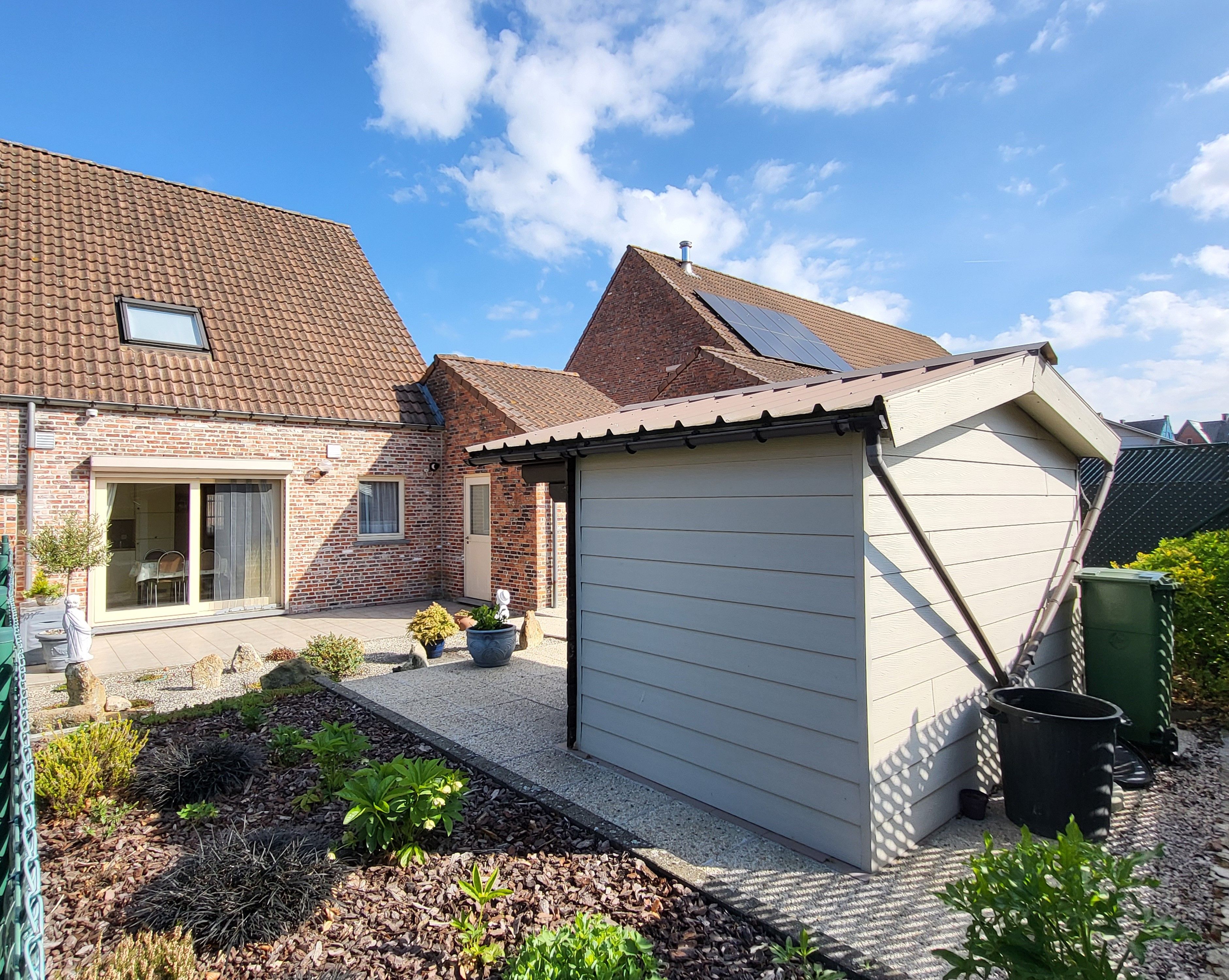 Prachtige halfopen bebouwing van 2001 met zonnige aangelegde tuin, oprit en garage!  foto 10