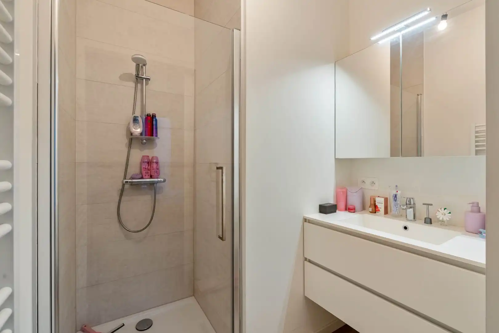 QUARTIER BLEU - Stijlvol 1-slaapkamerappartement met gezellig terras, op topligging nabij het centrum. foto 11