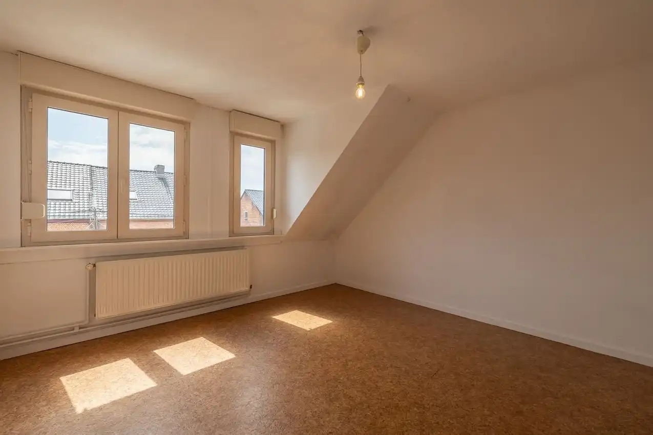 Vier slaapkamers. Twee staanplaatsen. En achteraan een verrassende buitenplek met zuiderse patio-sfeer foto 27