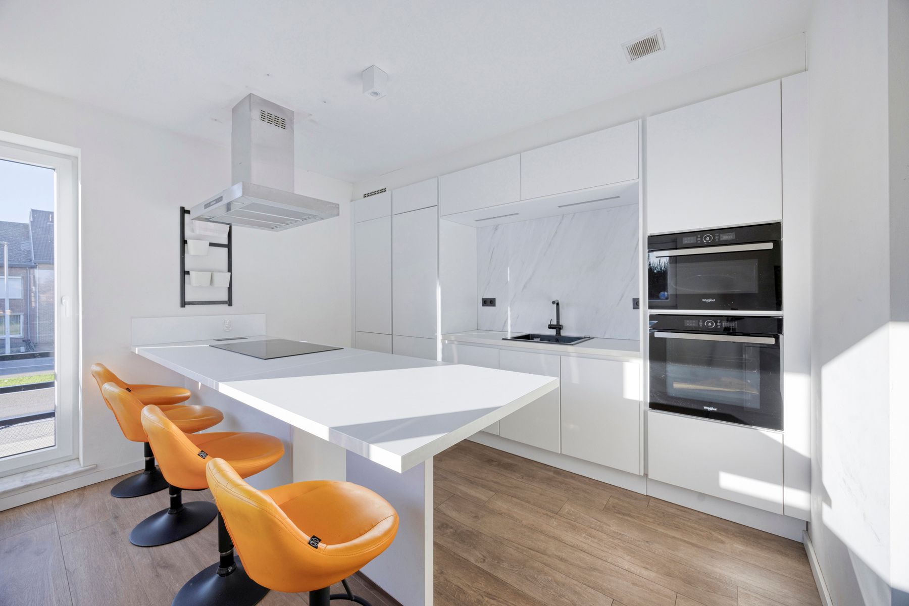 PRACHTIG AFGEWERKT EN ENERGIEZUINIG DUPLEX-APPARTEMENT (123 M2 WOONOPPERVLAKTE) (BRON: EPB) MET 2 SLAAPKAMERS, RUIM  EN ZONOVERGOTEN TERRAS, EN AUTOSTANDPLAATS EN TUINBERGING TE NEERHAREN!  foto 4