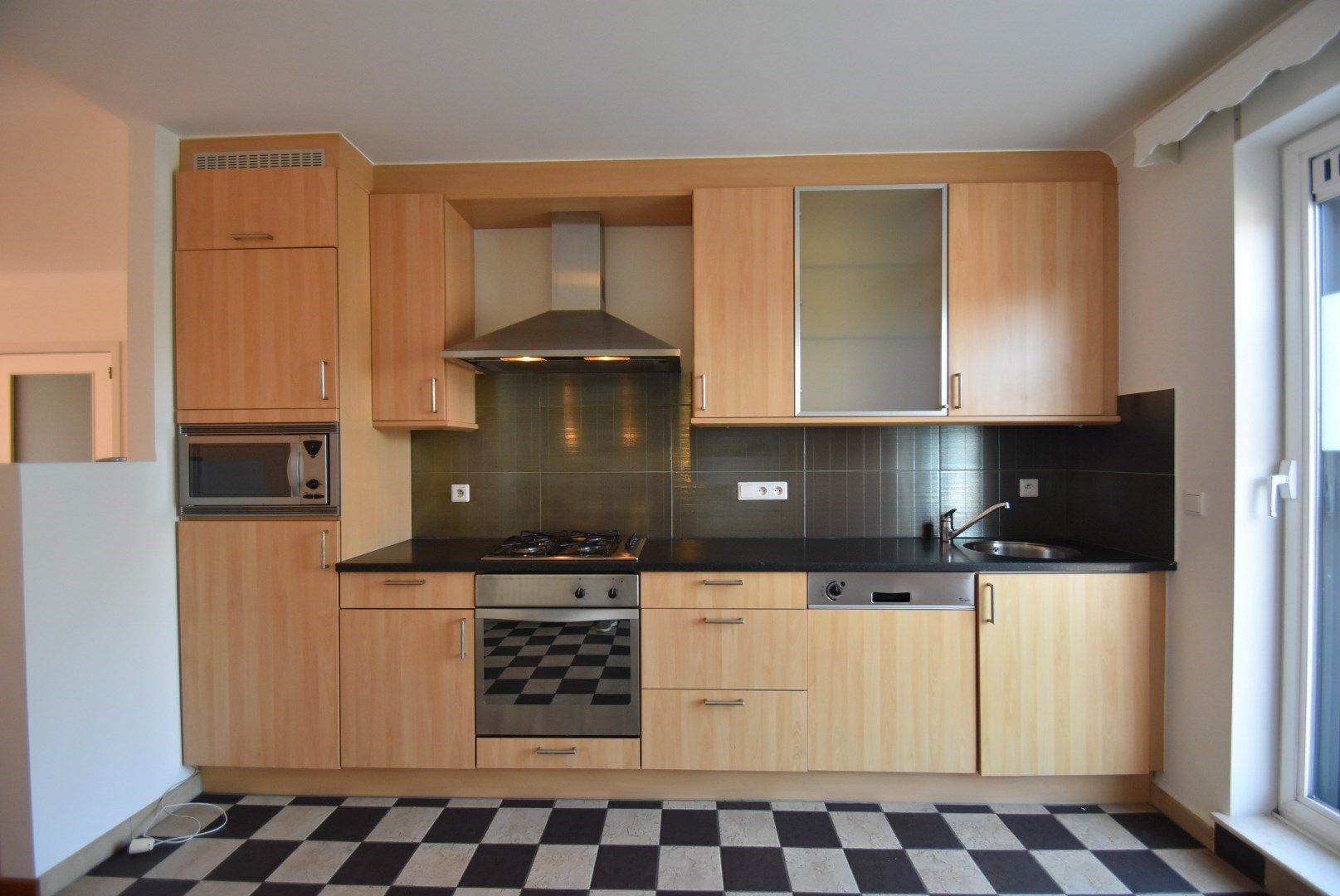 Degelijk 2-slaapkamer appartement met autostandplaats + in hartje Bilzen foto 11