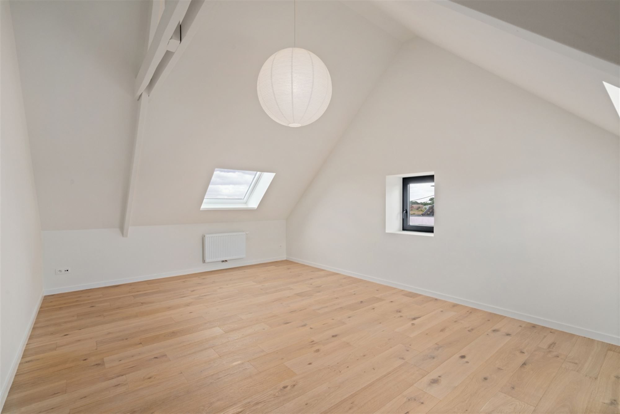 Stijlvolle, volledig gerenoveerde, INSTAPKLARE / WOONKLARE WONING (HOB) met 3 slaapkamers, 2 badkamers en garage op 756 m² foto 22