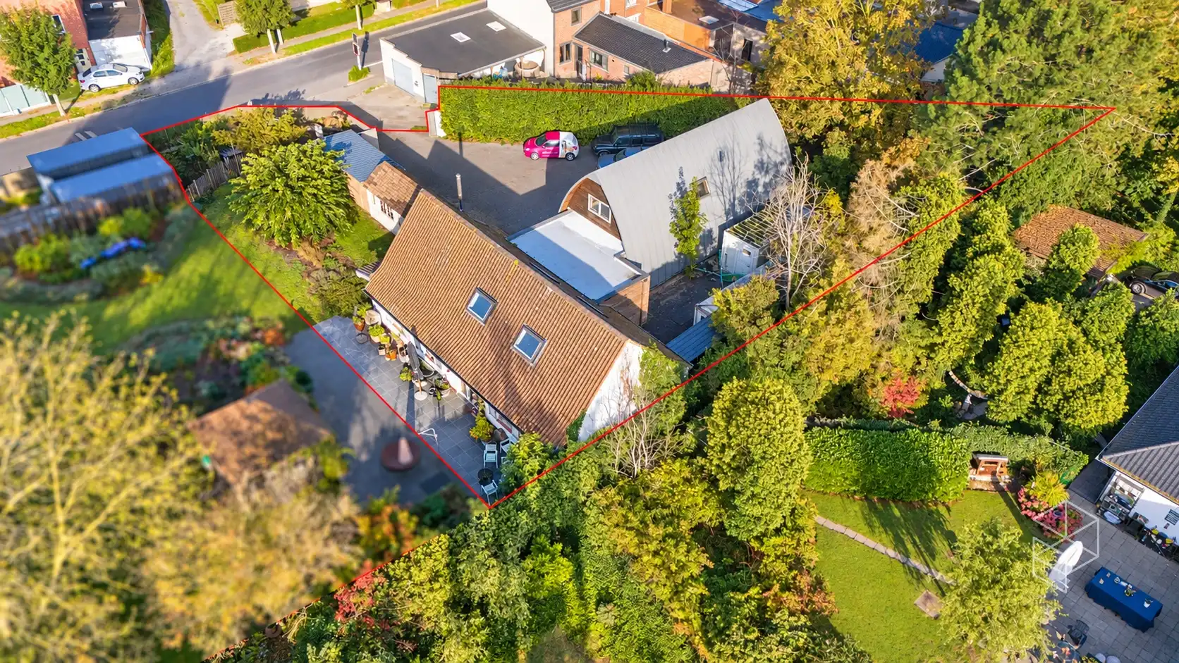 Karaktervolle woning in loftstijl met ruime loods op circa 1117 m² in Assebroek foto 9