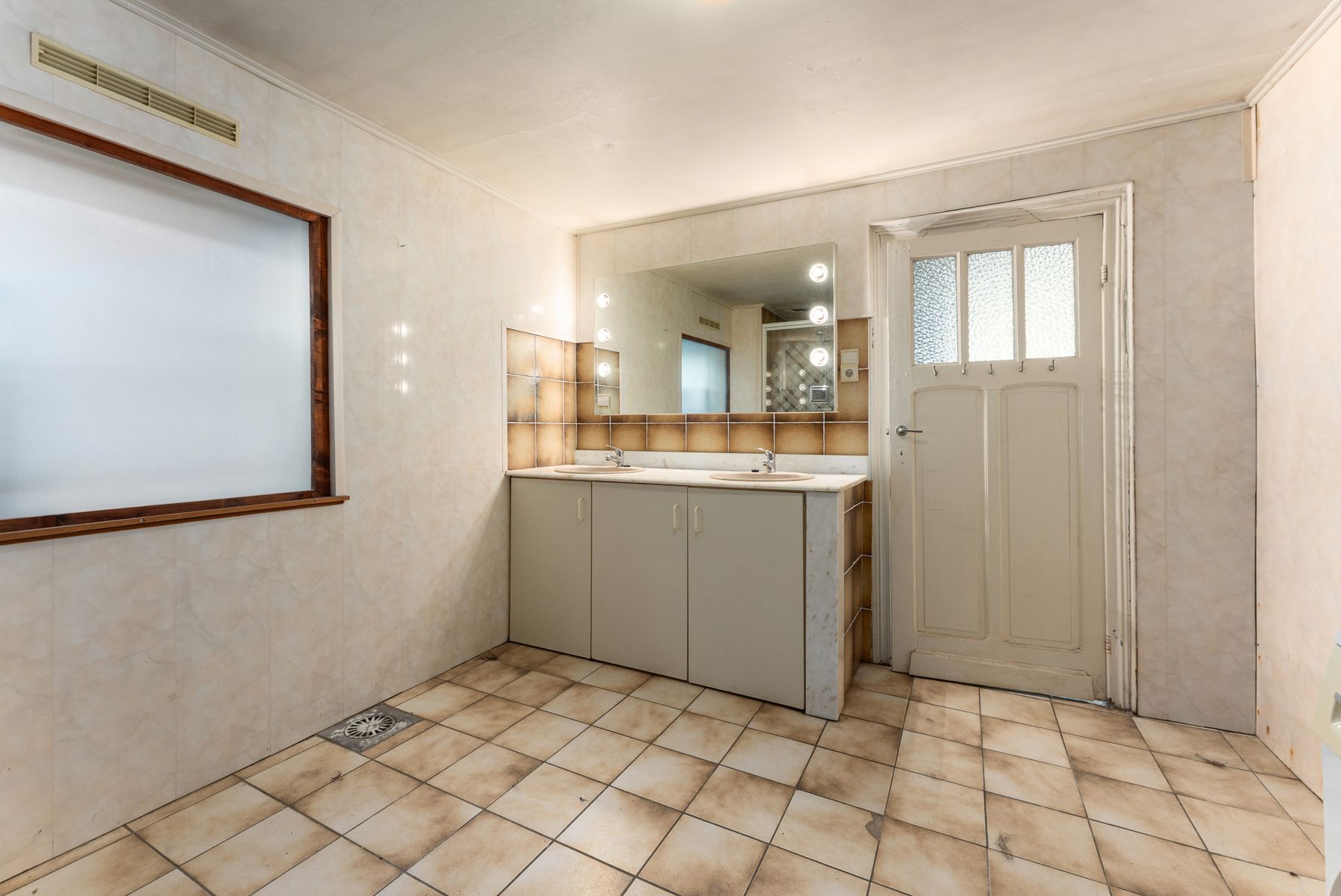 Ruime te renoveren woning met opslagplaats van 65 m² foto 14