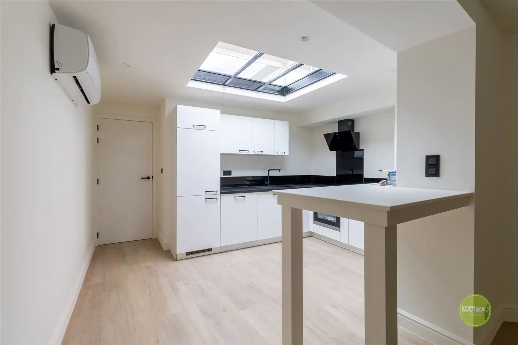 Gerenoveerde woning met twee slaapkamers en garage in Mol foto {{pictureIndex}}