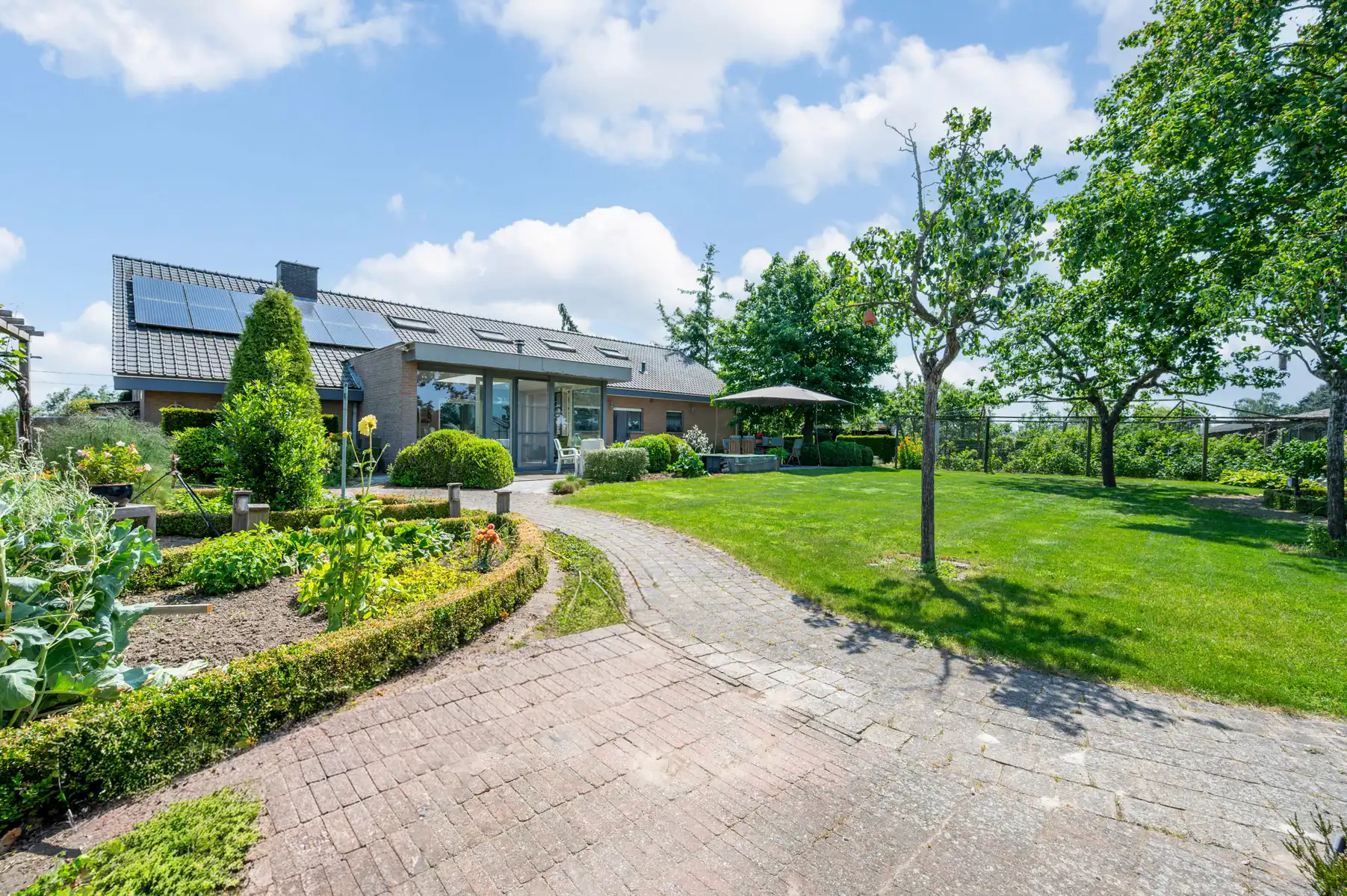 Hoofdfoto van de publicatie: Ruime open bebouwing met prachtige tuin 