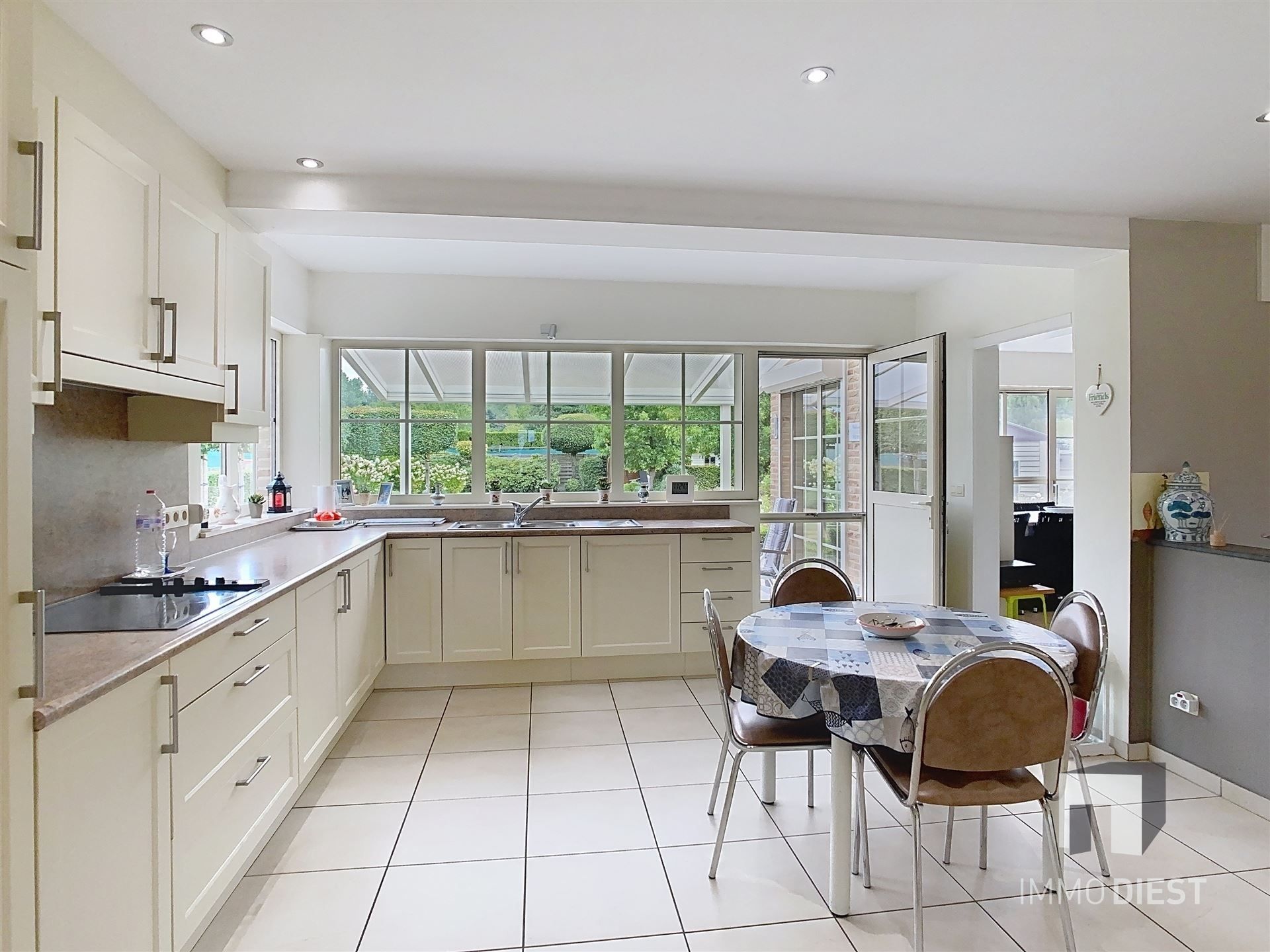 Aantrekkelijke en instapklare woning met 3 slaapkamers en prachtig aangelegde tuin op 12a 77ca. foto 11