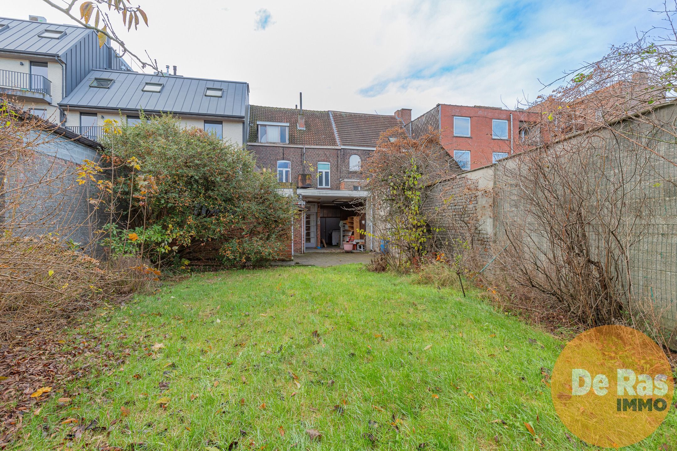 WETTEREN - Te renoveren woning in centrum met 3 slaapkamers foto 2
