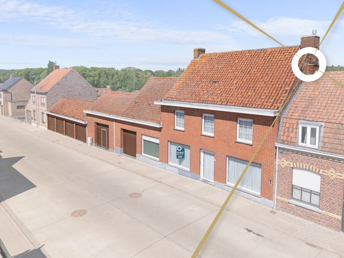 Karaktervolle woning met 6 garages en panoramisch zicht op groen landschap foto {{pictureIndex}}