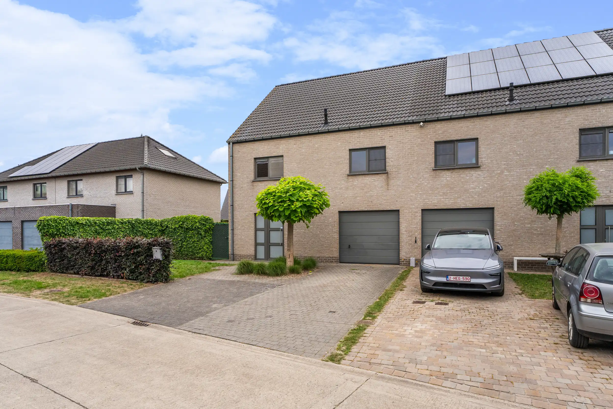 Moderne en energiezuinige gezinswoning in hartje Lochristi foto {{pictureIndex}}