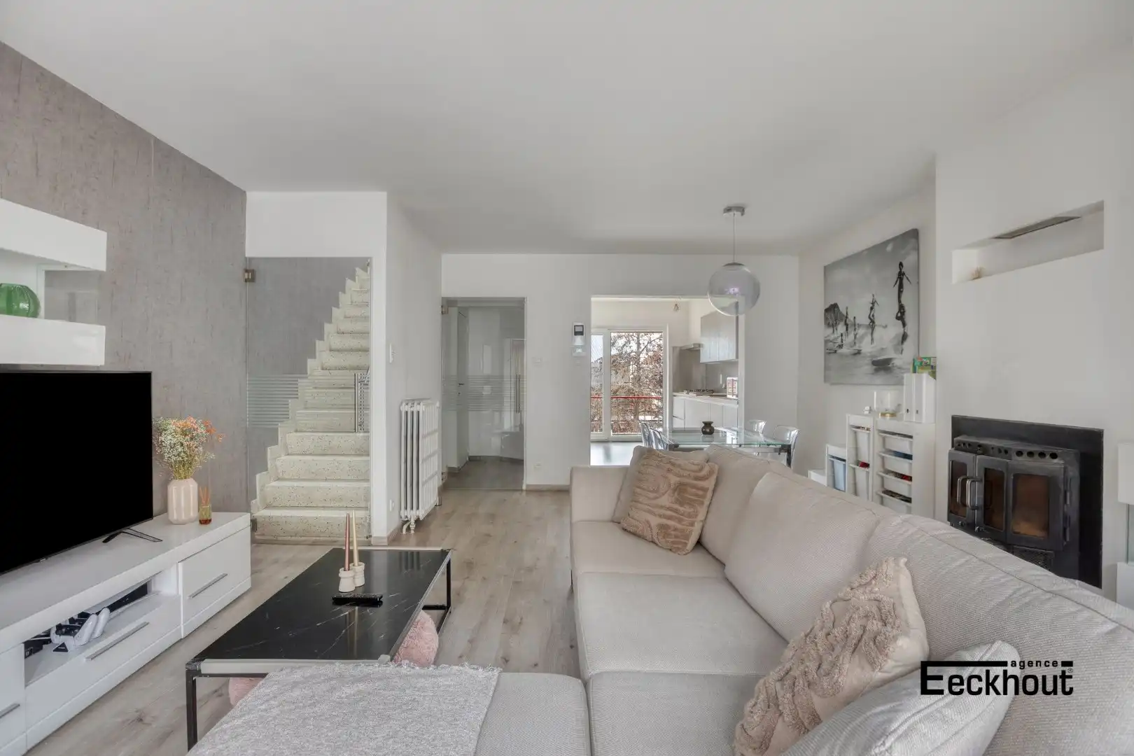 Recent gerenoveerde woning met garage en grote tuin te Bredene! foto 2