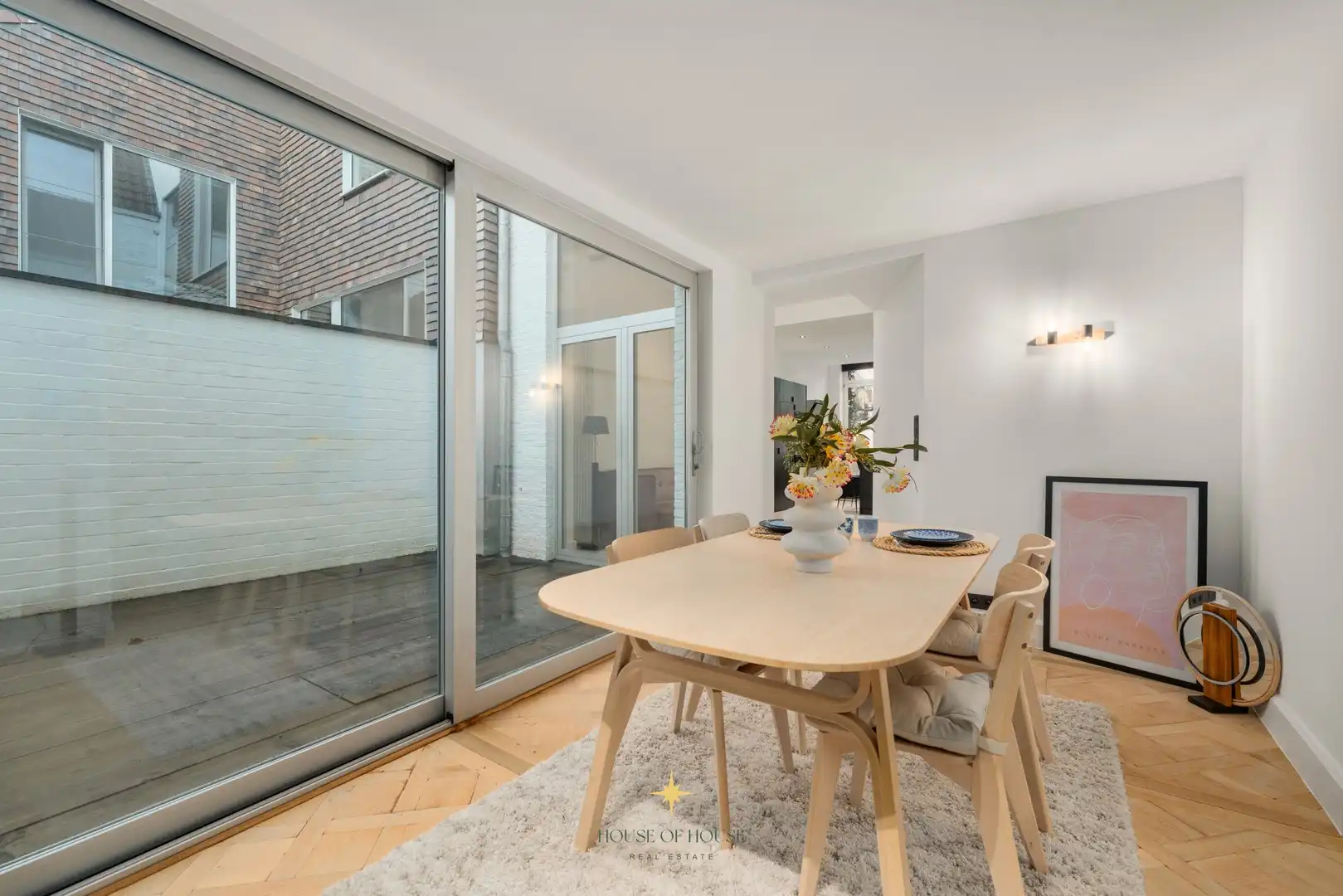 Subliem gerenoveerde stadswoning in een uitzonderlijk historisch kader rond de Onze-Lieve-Vrouwekerk, zonder renovatieverplichting foto 9