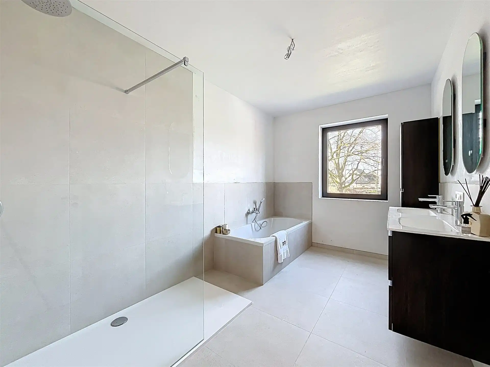 Prachtige Nieuwbouwwoning met 4 slaapkamers en 2 badkamers! foto 10