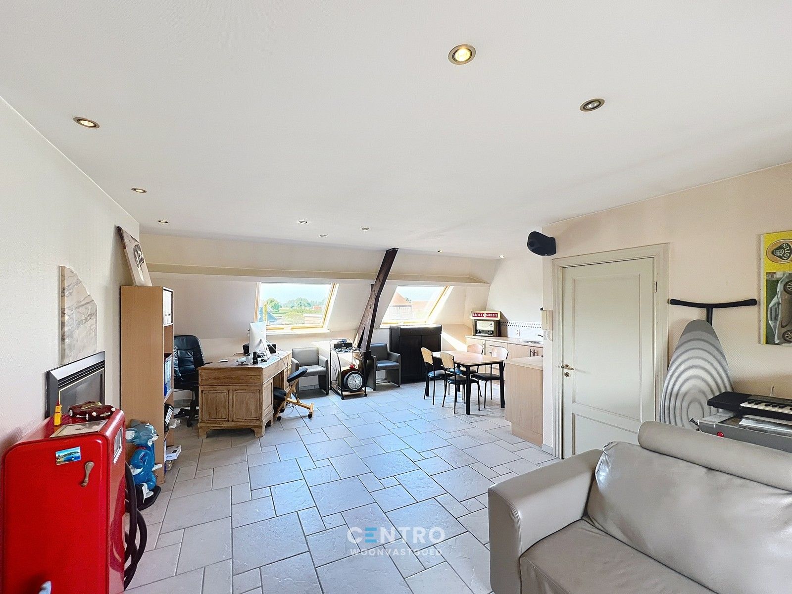 Woning met commerciële ruimte (eenvoudig om te vormen naar ruime leefruimte), 240m² bewoonbaar, extra tuinbergingen en DUBBELE garage te Torhout. foto 29