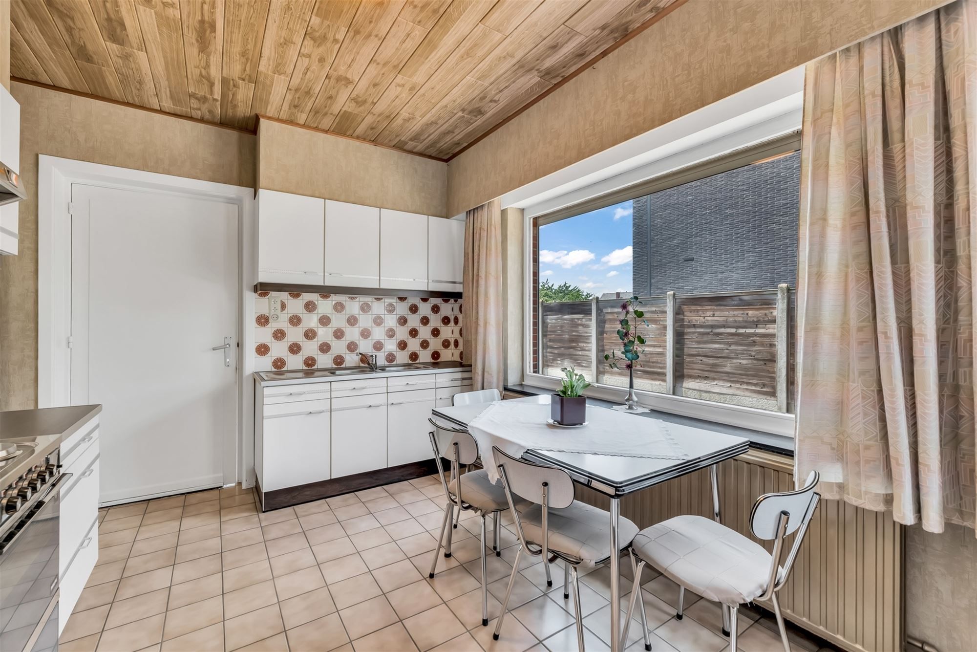OP TE FRISSEN MAAR ZEER GOED ONDERHOUDEN WONING OP EEN RUIM PERCEEL NABIJ CENTRUM OOSTHAM foto 9