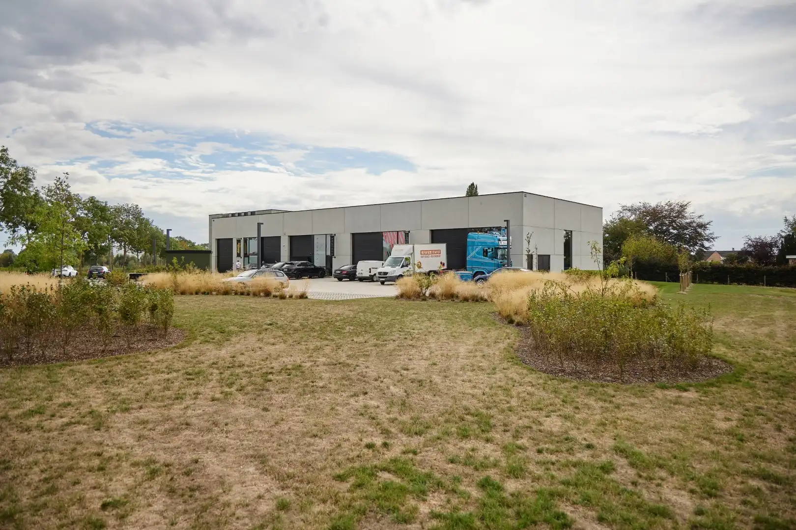 Goed gelegen KMO-unit te huur in Zwevezele foto 18