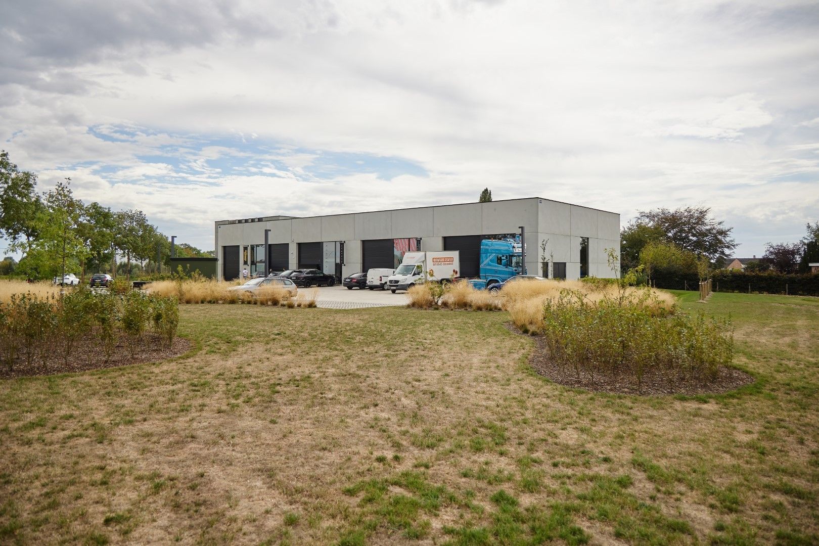Nieuwbouw KMO-unit in Zwevezele te huur (180 m²) foto 8