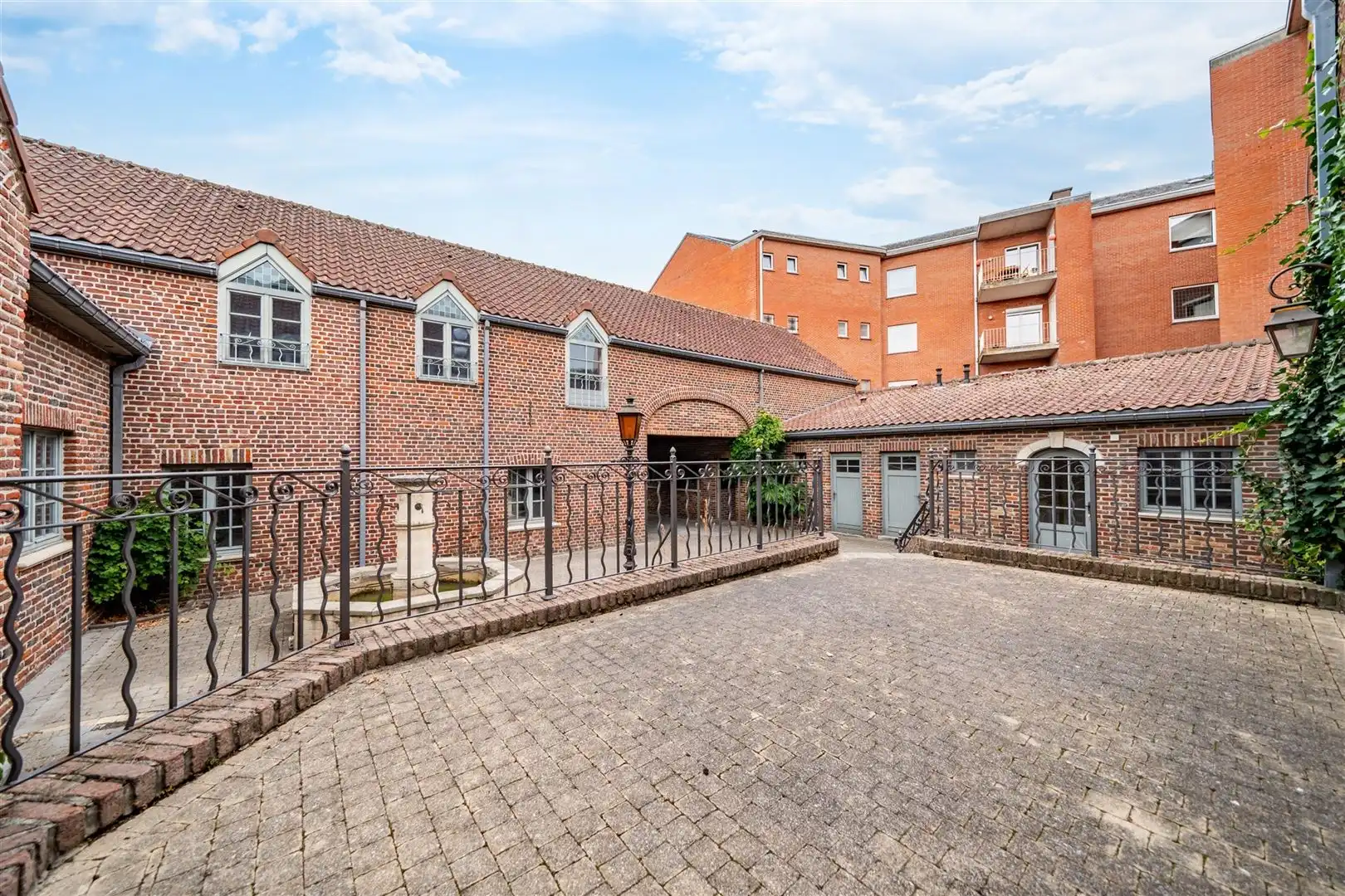 Handelscomplex met appartement in centrum Landen foto 28