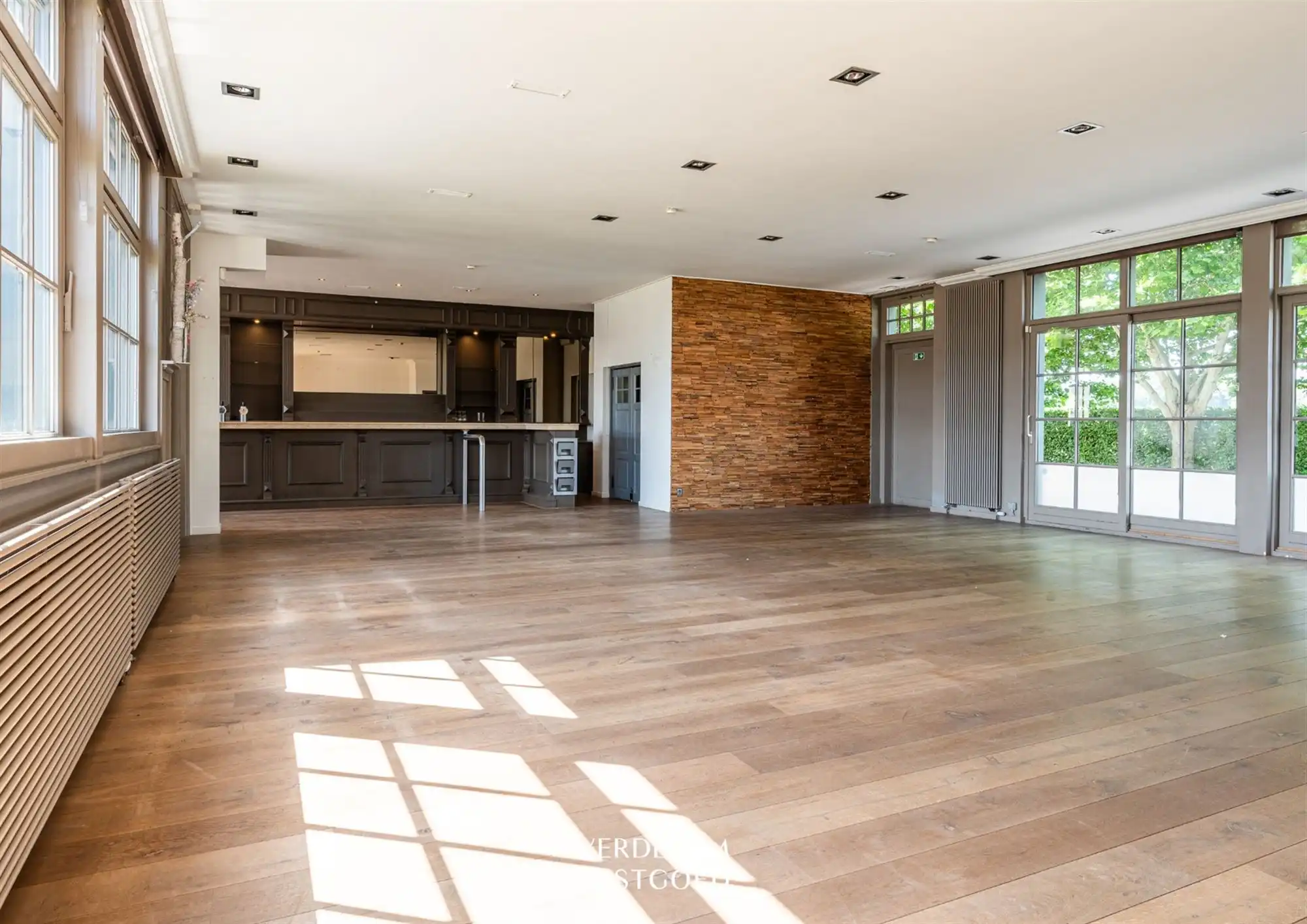 Uiterst commercieel gelegen handelspand met woonst voor horeca of kantoren foto 10