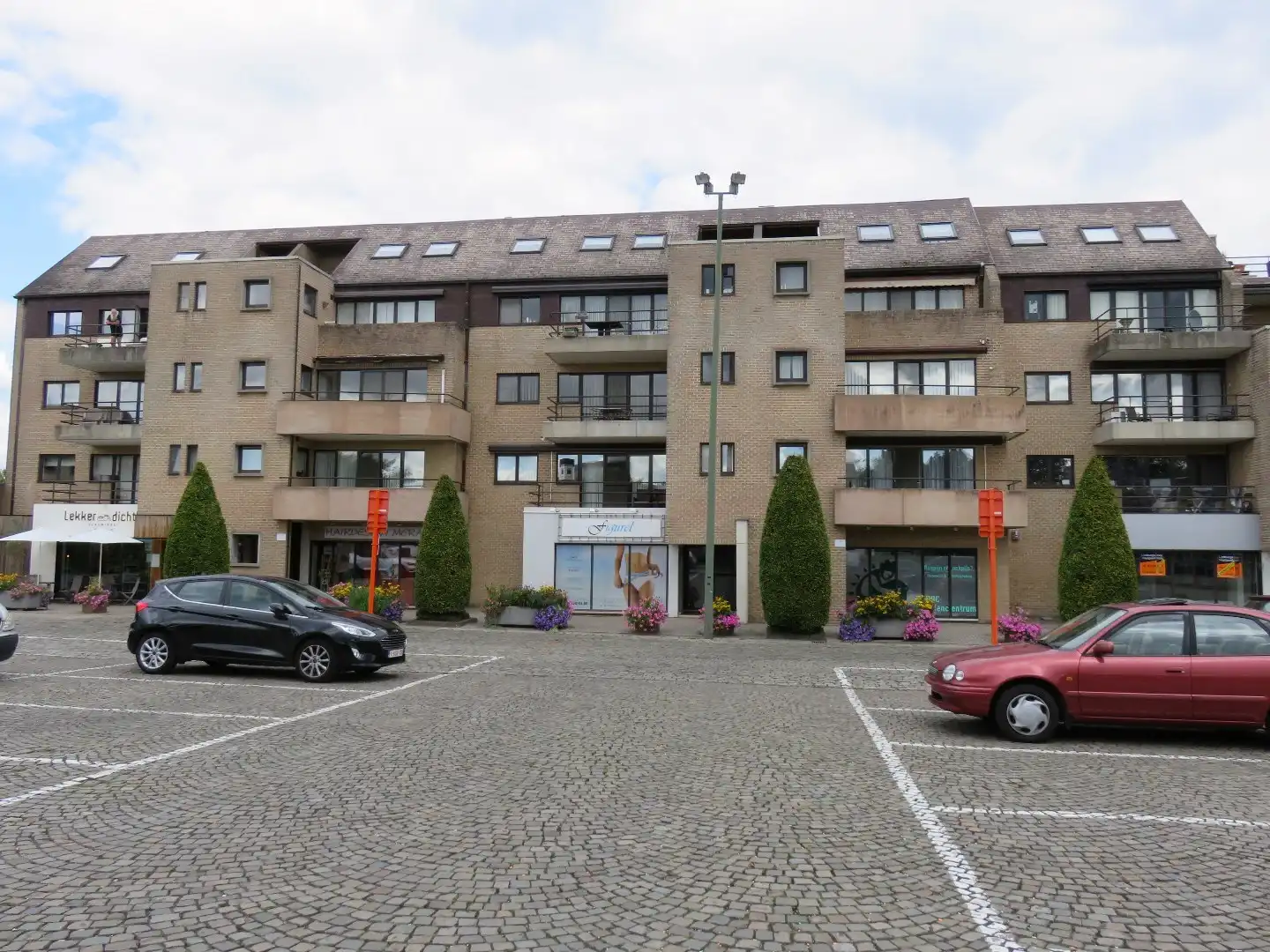 MOOI, RUIM APPARTEMENT MET 2 SLAAPKAMERS GELEGEN IN HET HARTJE VAN KERMT foto 8