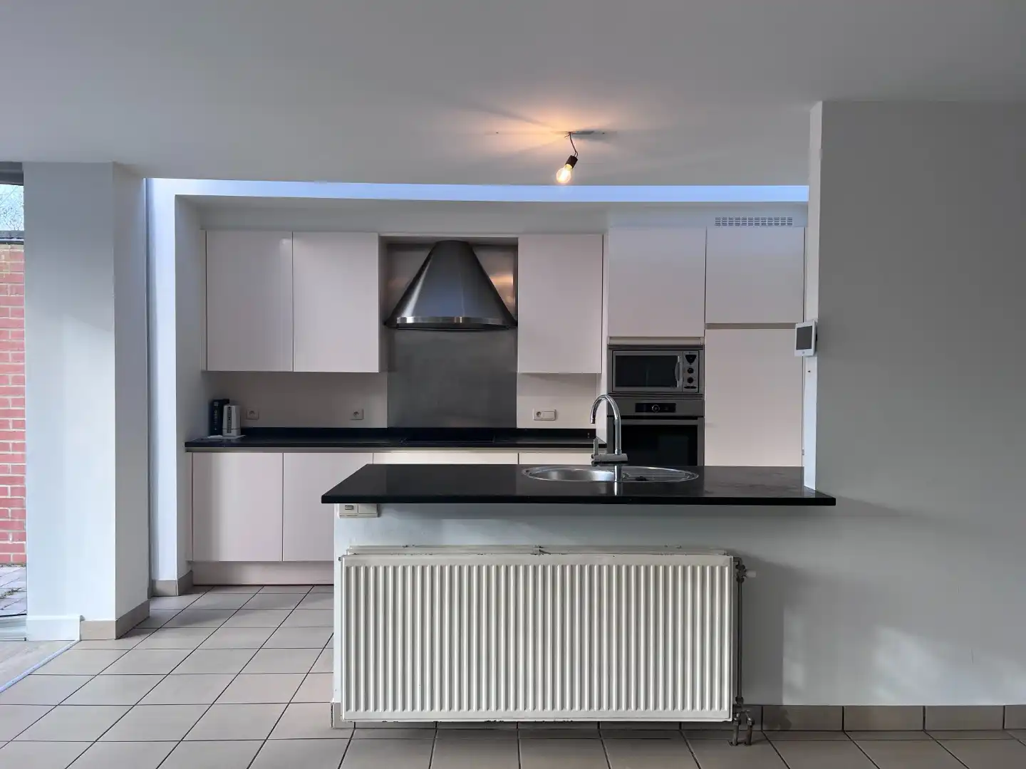 Ruime en lichtrijke woning met tuin te huur in Zomergem foto 4