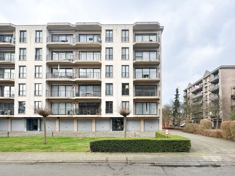 Centraal gelegen appartement met drie slaapkamers en garage foto 1