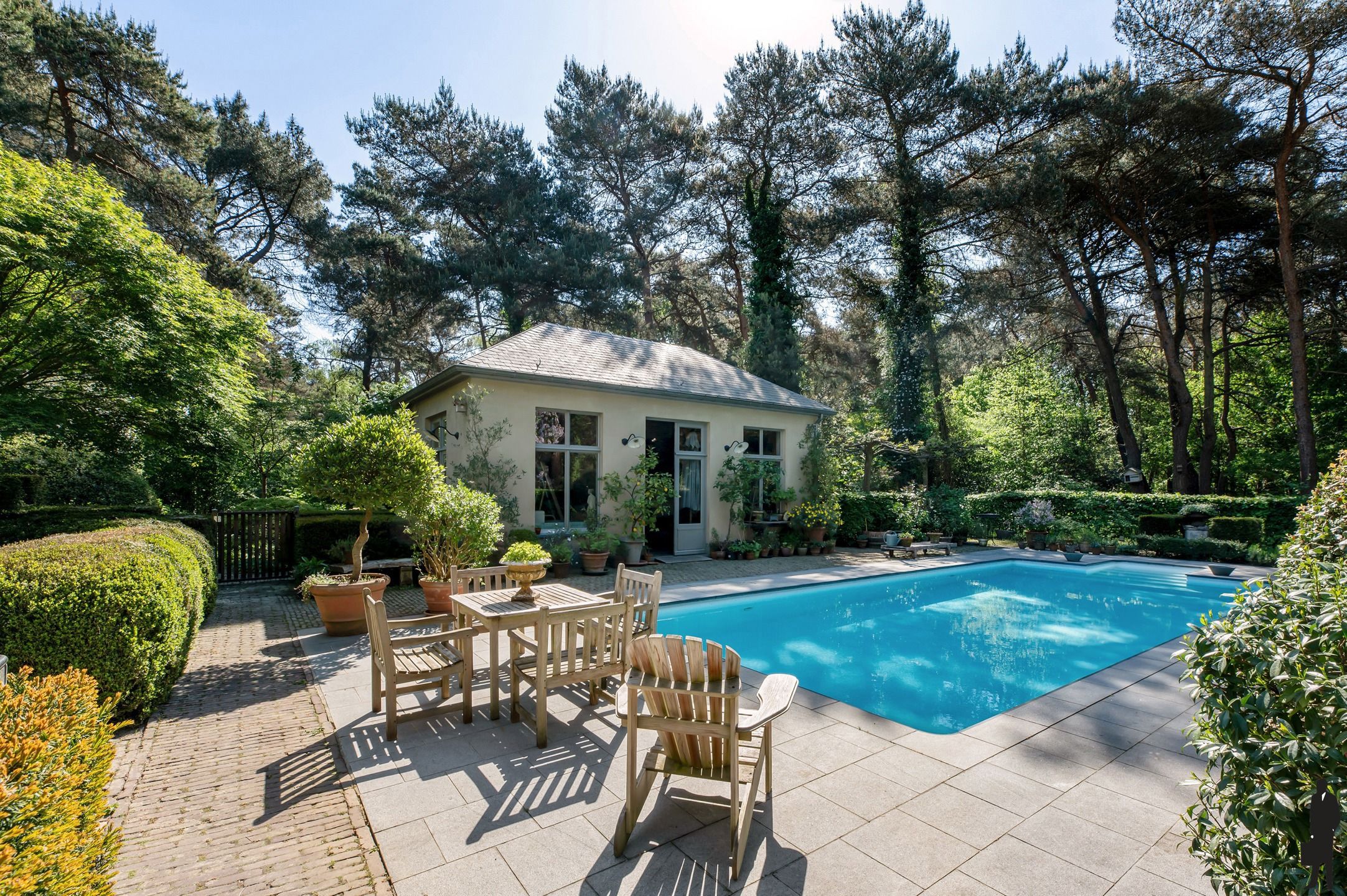 Exclusieve en uniek gelegen Engelse cottagevilla met orangerie, zwembad en aanpalende bouwgrond op ca. 1,9 ha in bosrijke omgeving. foto 17