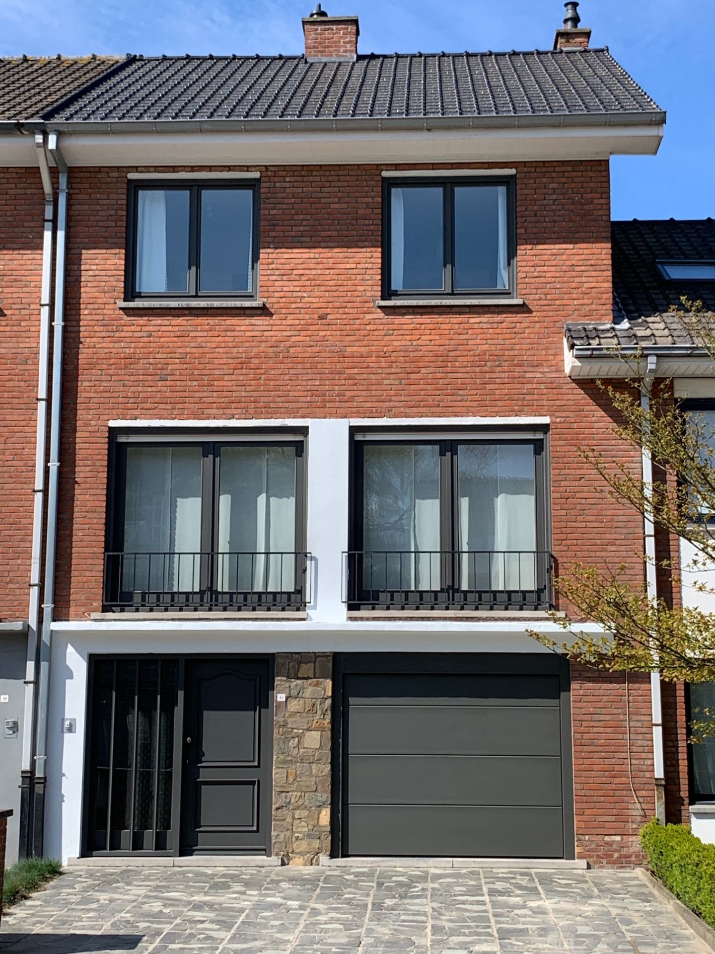 Mooie bel-etagewoning in rustige buurt met 3 slpks., tuin en ruime garage foto {{pictureIndex}}