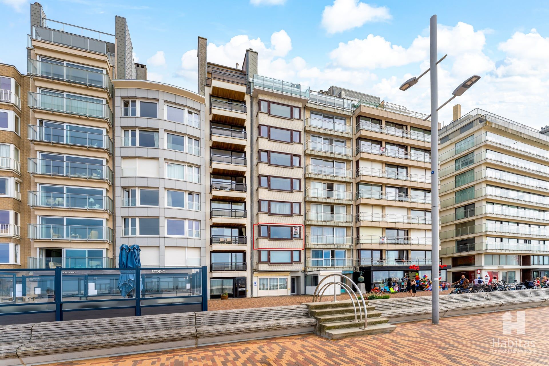 Bijzonder ruim en vernieuwd appartement met breed frontaal zeezicht foto {{pictureIndex}}