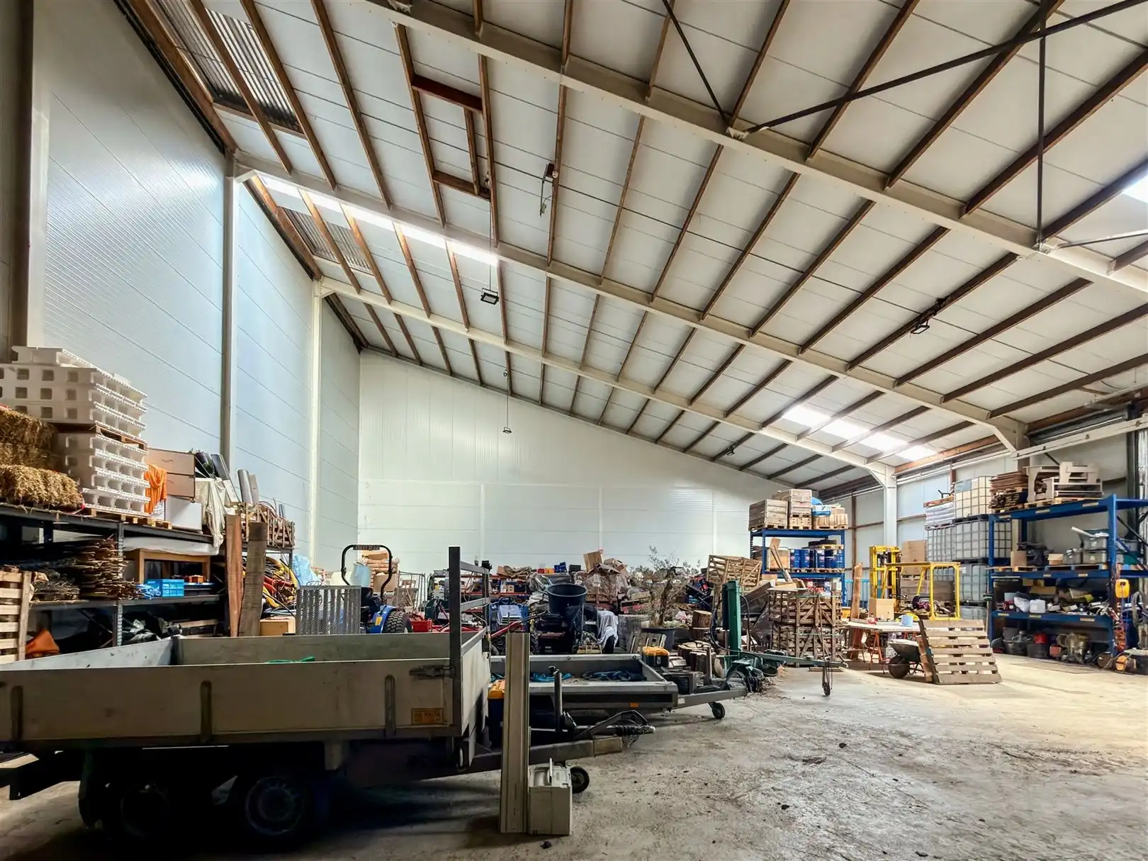 Enorm ruim magazijn met natuurlijke lichtinval! foto 4