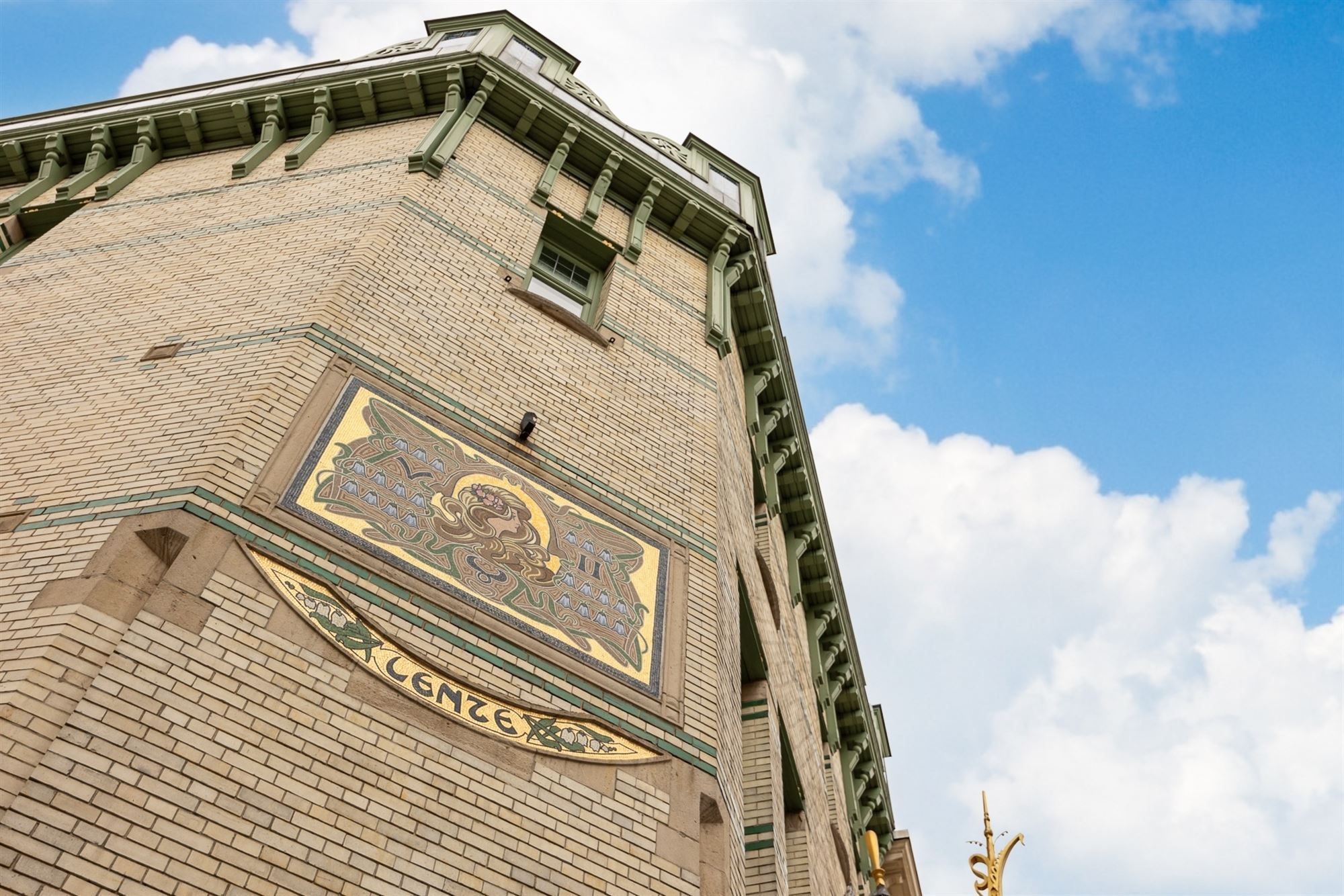 Karakteristiek Art-nouveaugebouw in authentieke wijk te Zurenborg foto 2