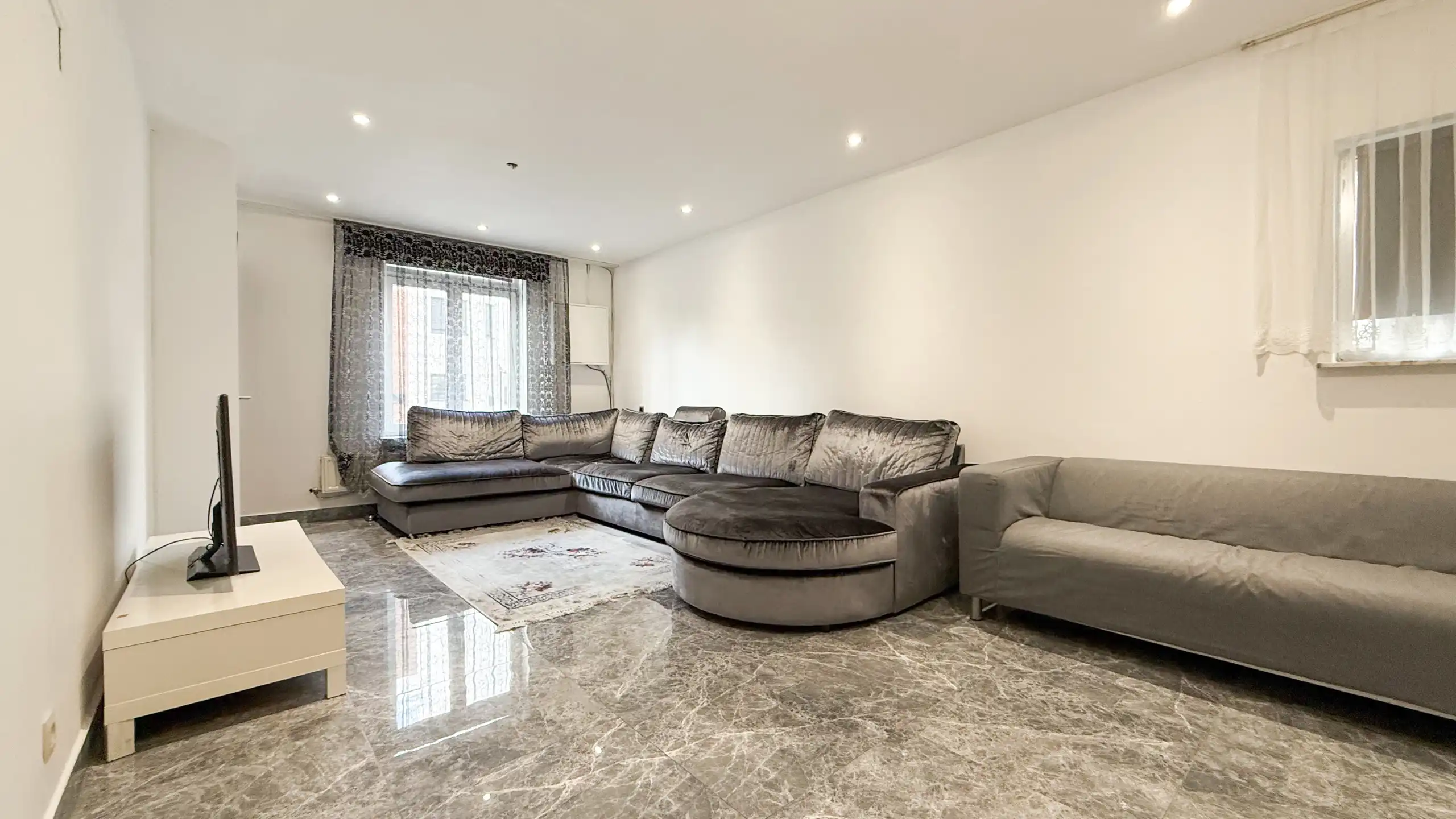 Instapklare vernieuwde woning van 170m² met 3slpks! foto 5