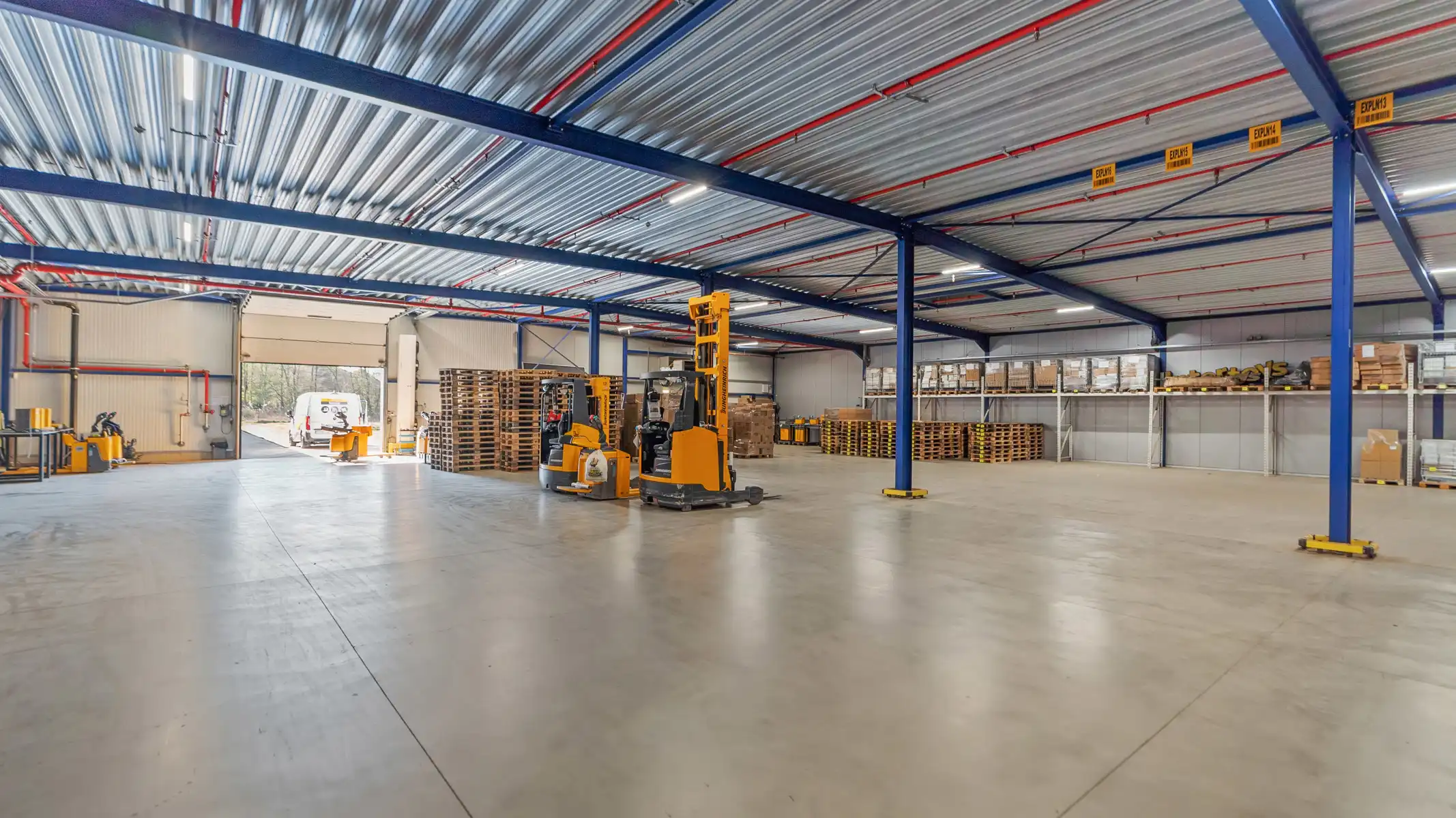 Volledig uitgerust distributiecentrum in nieuwbouwstaat foto 36