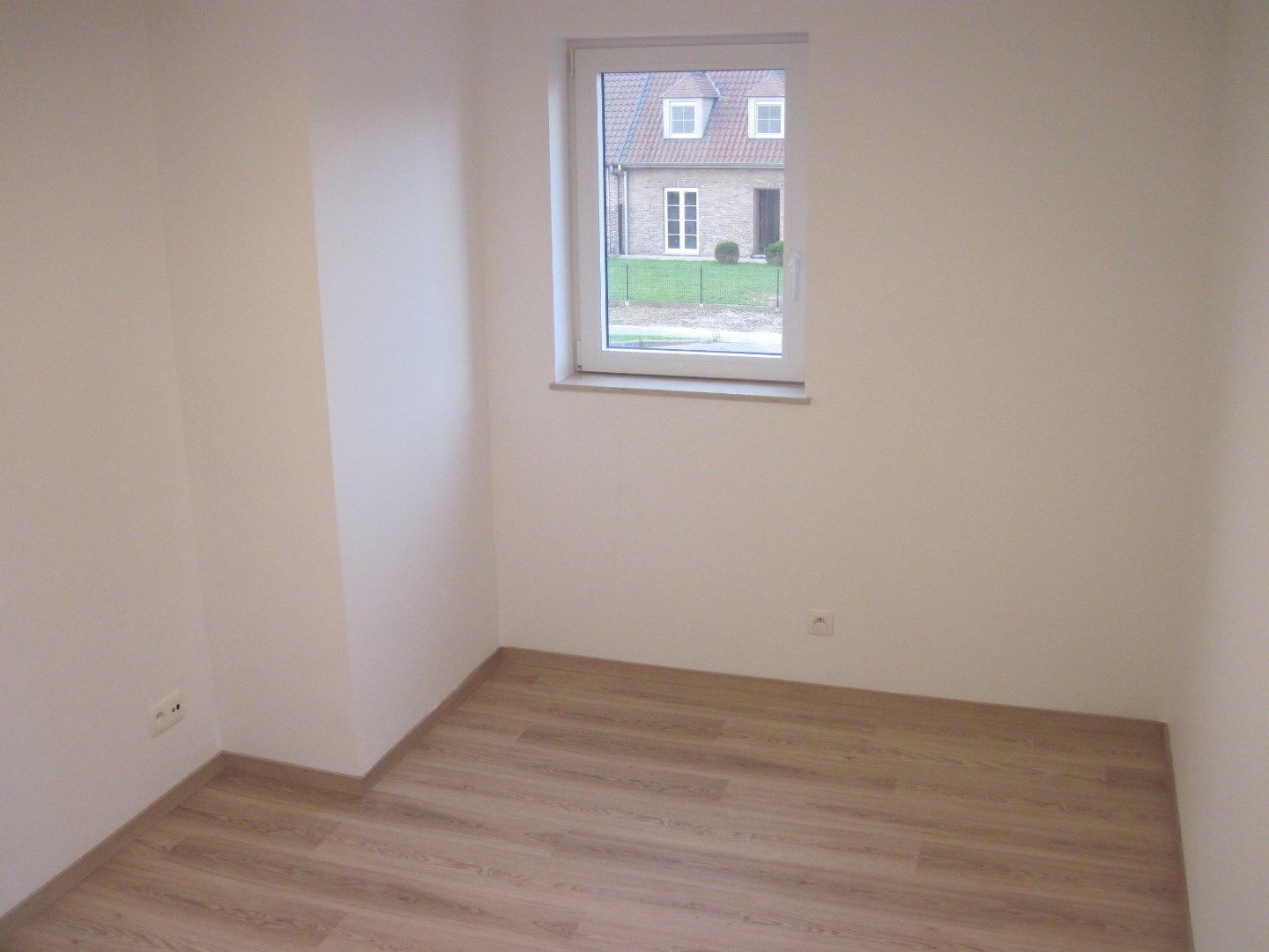 Eigentijdse nieuwbouwwoning foto 16