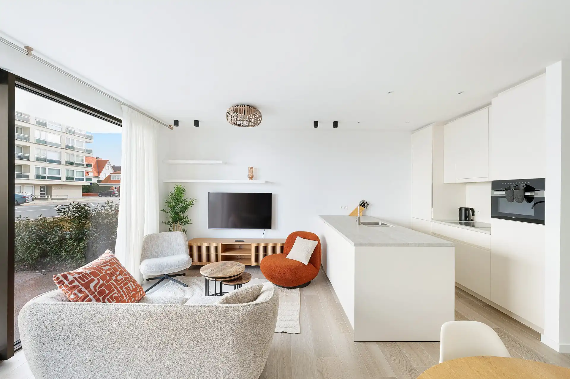 Gemeubeld: nieuwbouw appartement met zijdelings zeezicht! foto {{pictureIndex}}