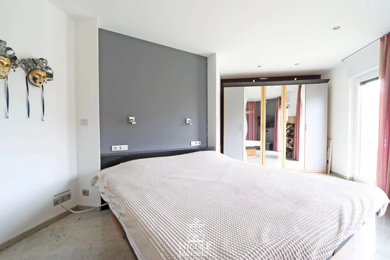 Vrijstaande ruime woning met dubbele garage en grote tuin met zwembad foto 17