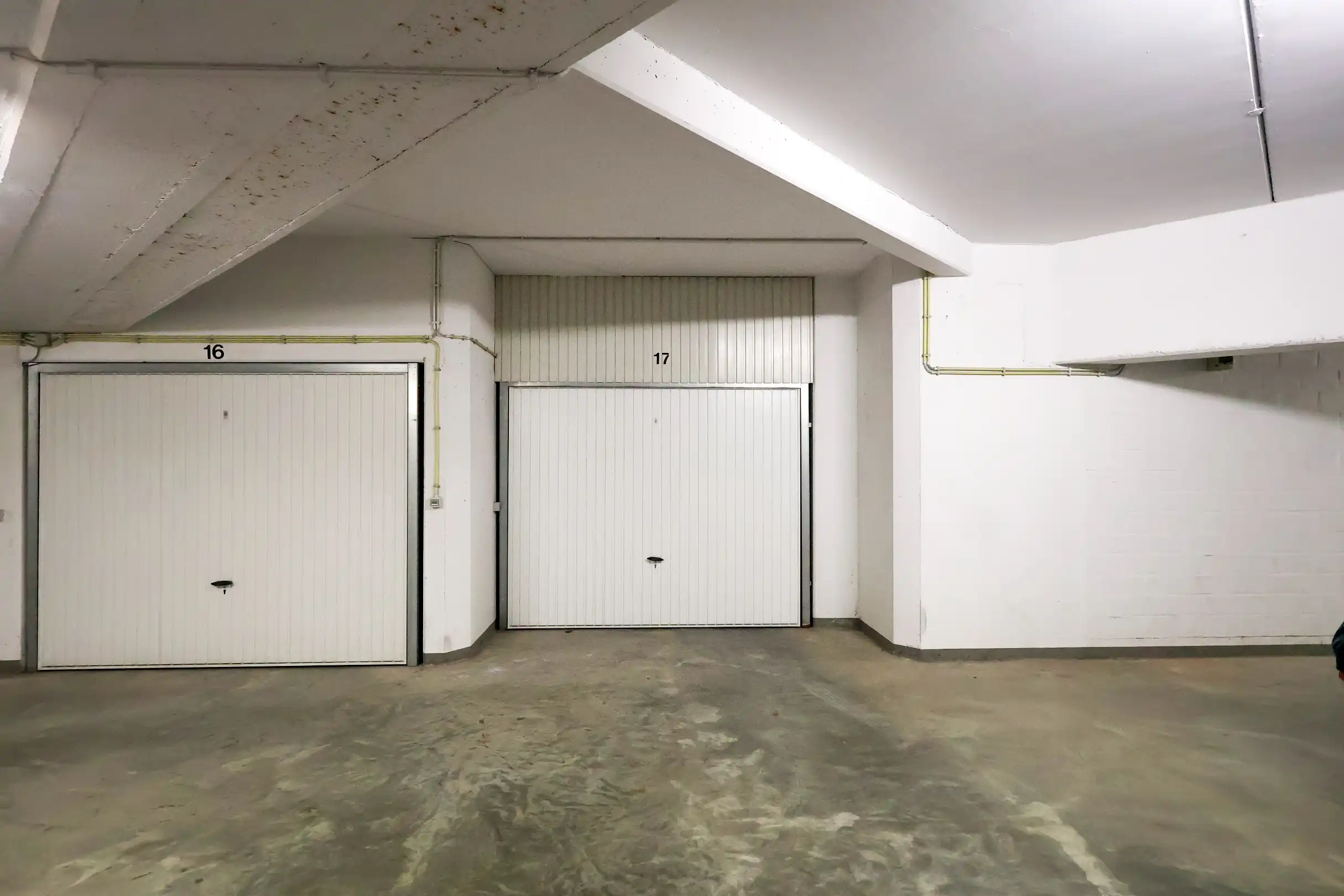 Ruime garage in Residentie Eden Garden foto 5