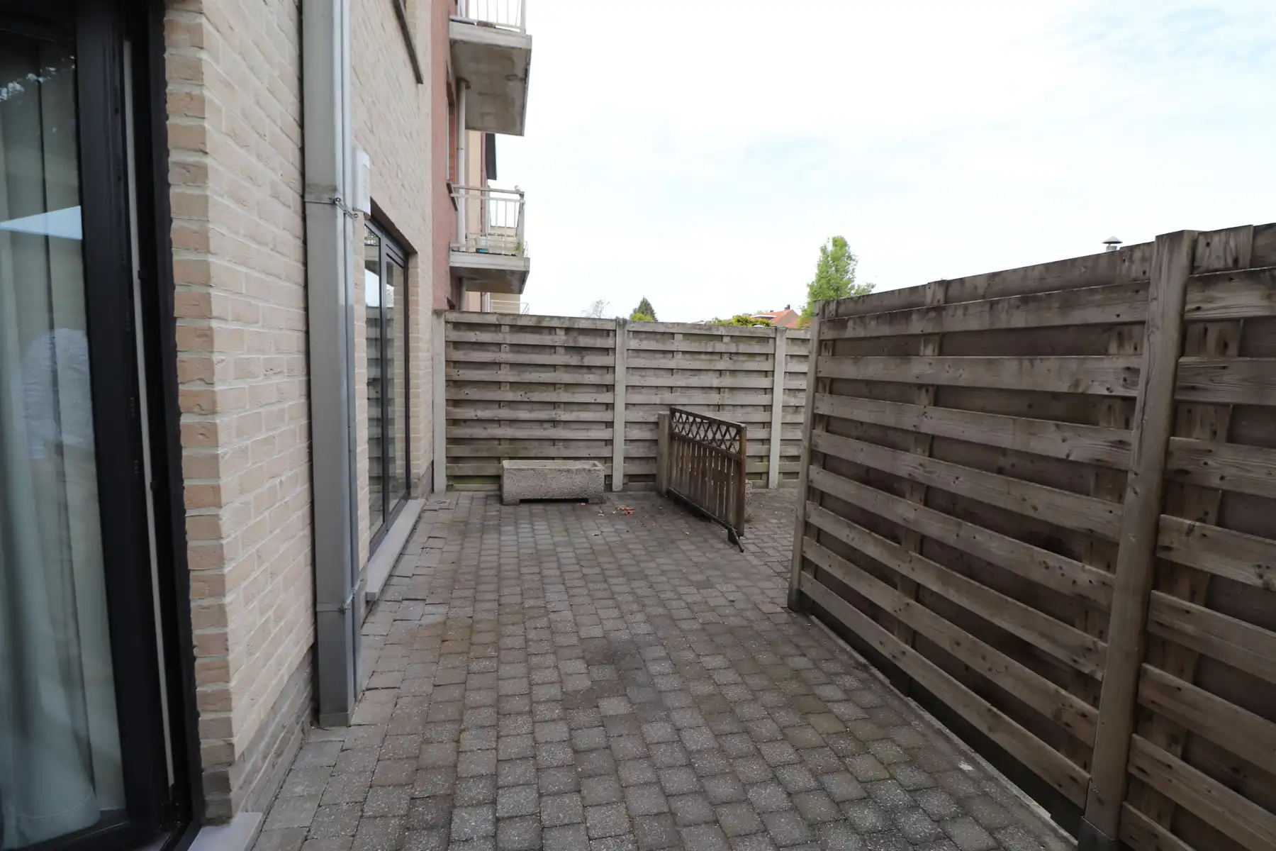Gelijkvloers 2-slaapkamerappartement met terras en garage. foto 17