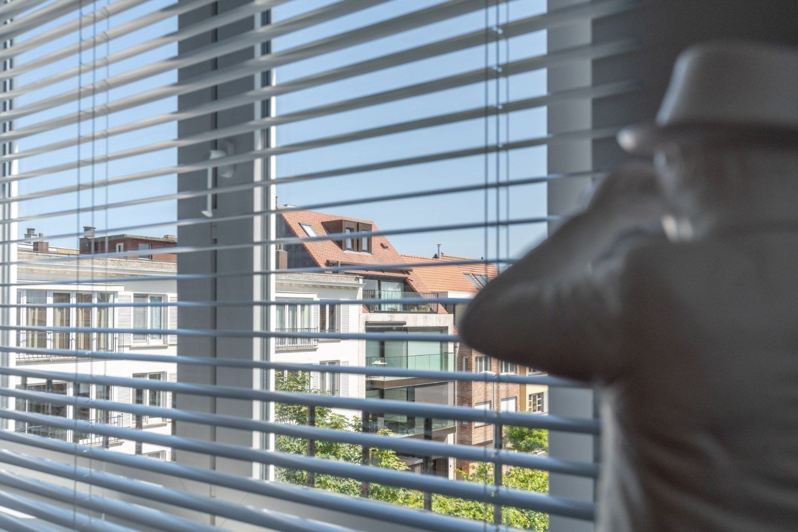  Volledig gerenoveerd 2 slaapkamer-appartement met een magnifiek OPEN ZICHT over de villa's te Churchilllaan. foto 6