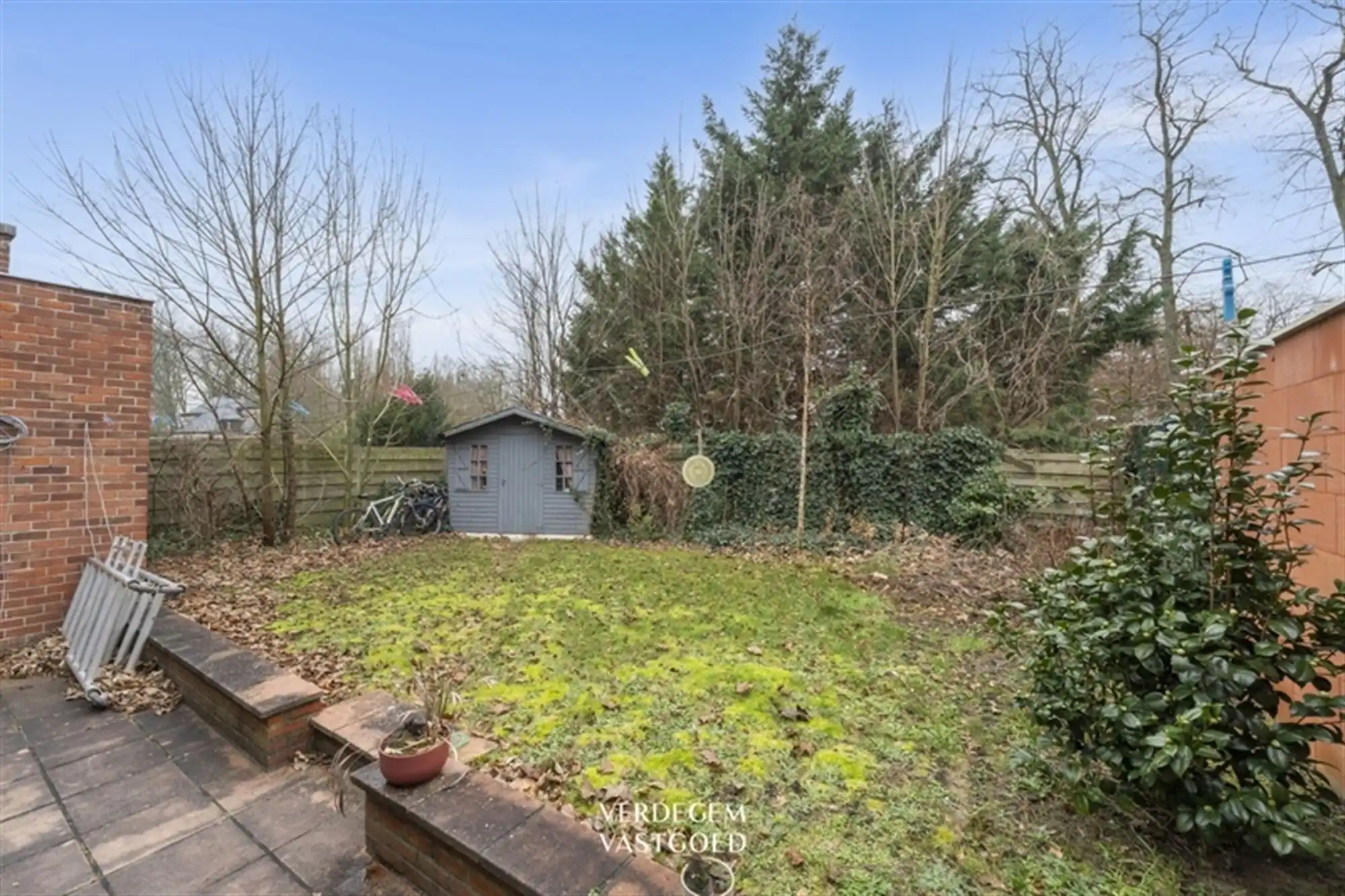 Ruime woning met 5 slaapkamers, zuidwestgerichte tuin en inpandige garage met oprit in een rustige straat foto 2