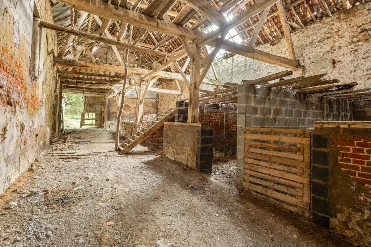 Te renoveren hoeve met schuren op ca. 1,3ha! foto 14
