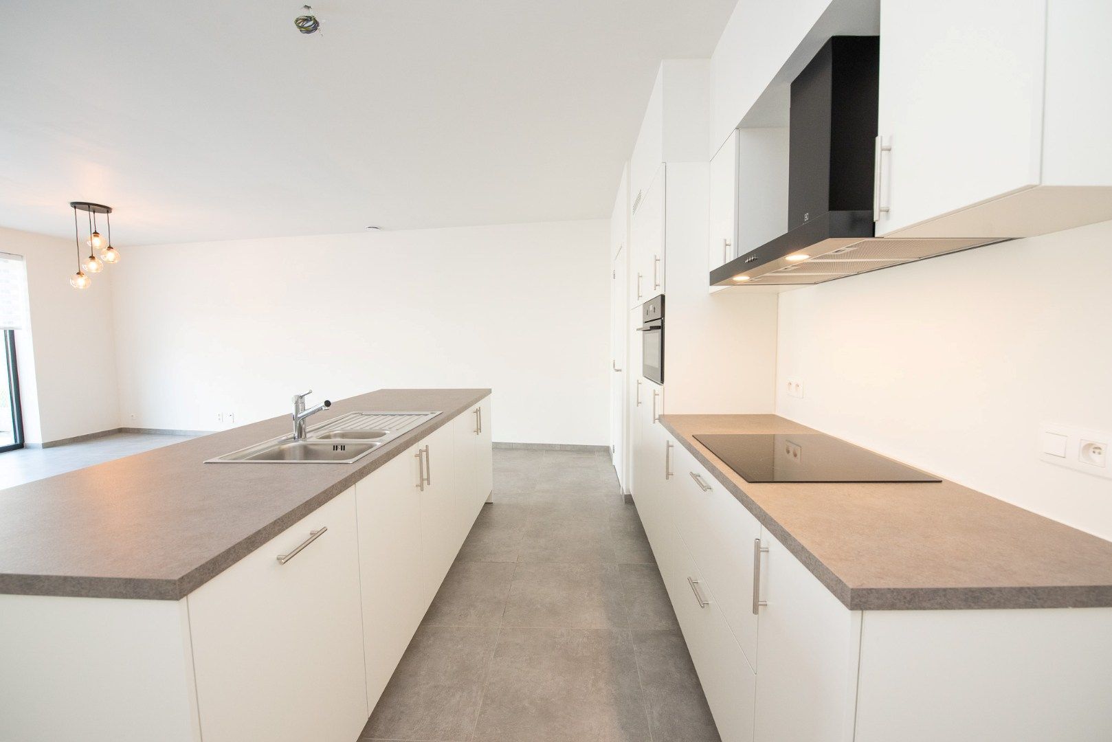 Ruim gelijkvloers nieuwbouwappartement met garage TE HUUR in Waregem! foto 3