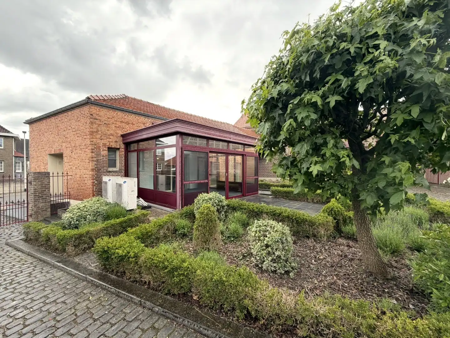 Bijzonder charmante benedenwoonst met 1 slaapkamer, veranda, terras en twee autostandplaatsen foto 2