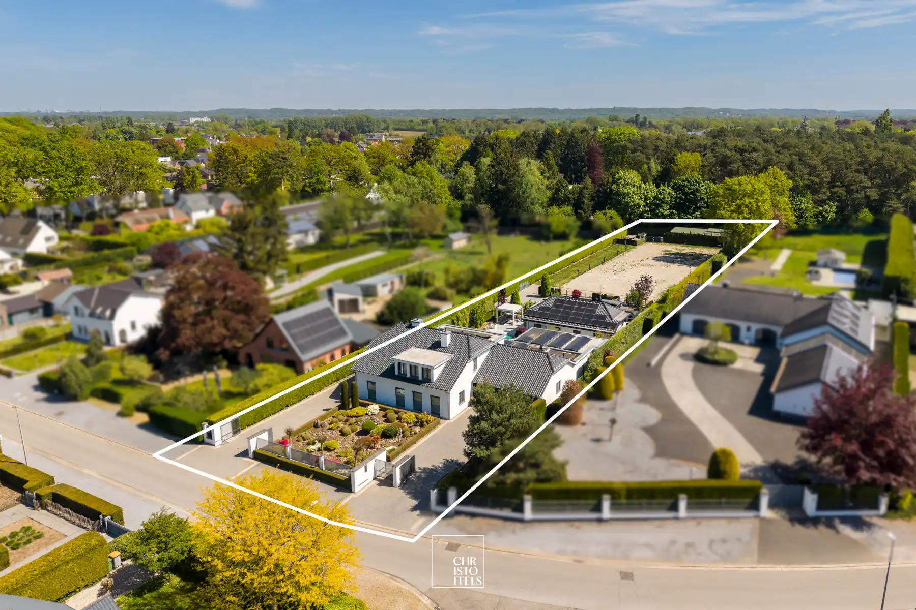 Exclusieve villa (511m²) met buitenzwembad, wellnessruimte en paardenaccommodatie in Lanaken foto 3
