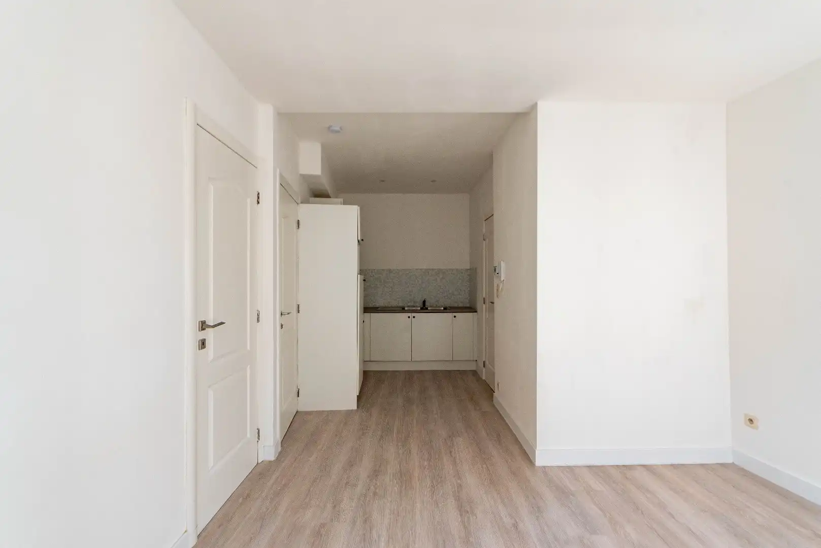 Instapklaar appartement met veel lichtinval en terras foto 2