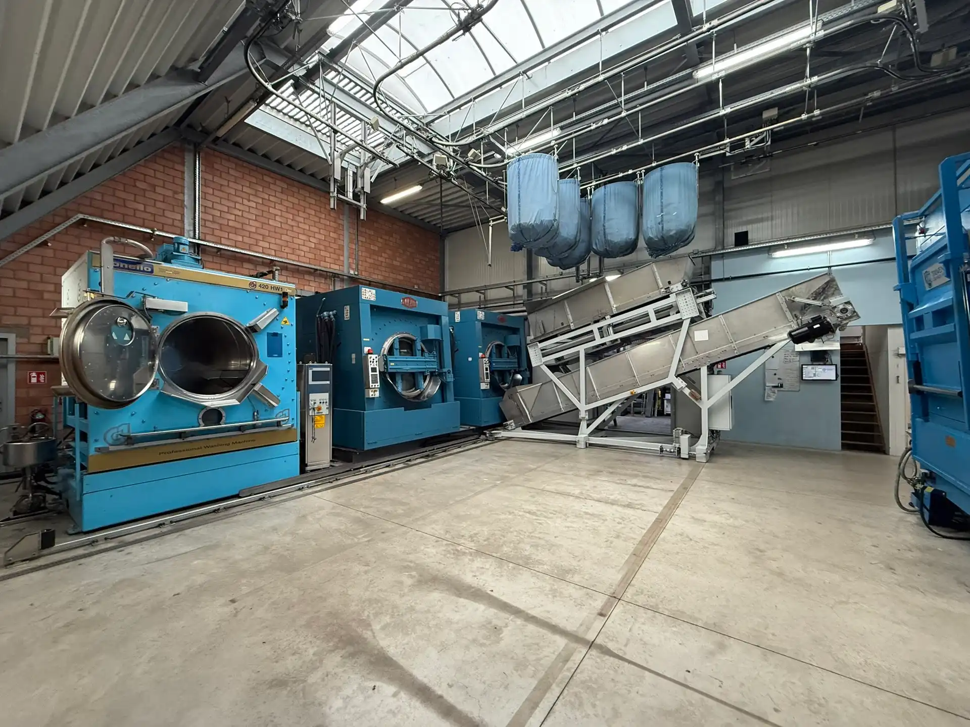 Industrieel gebouw met kantoren en buitenopslag te huur op toplocatie in Ekeren foto 8